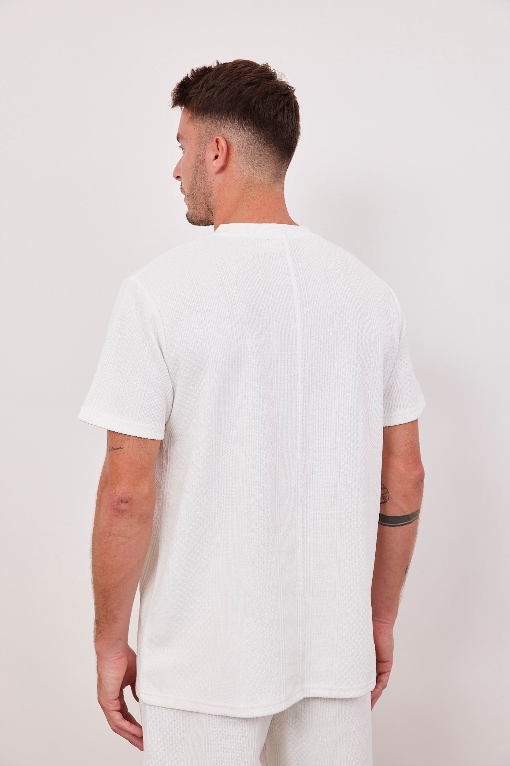 טישרט בטקסטורת רקמה