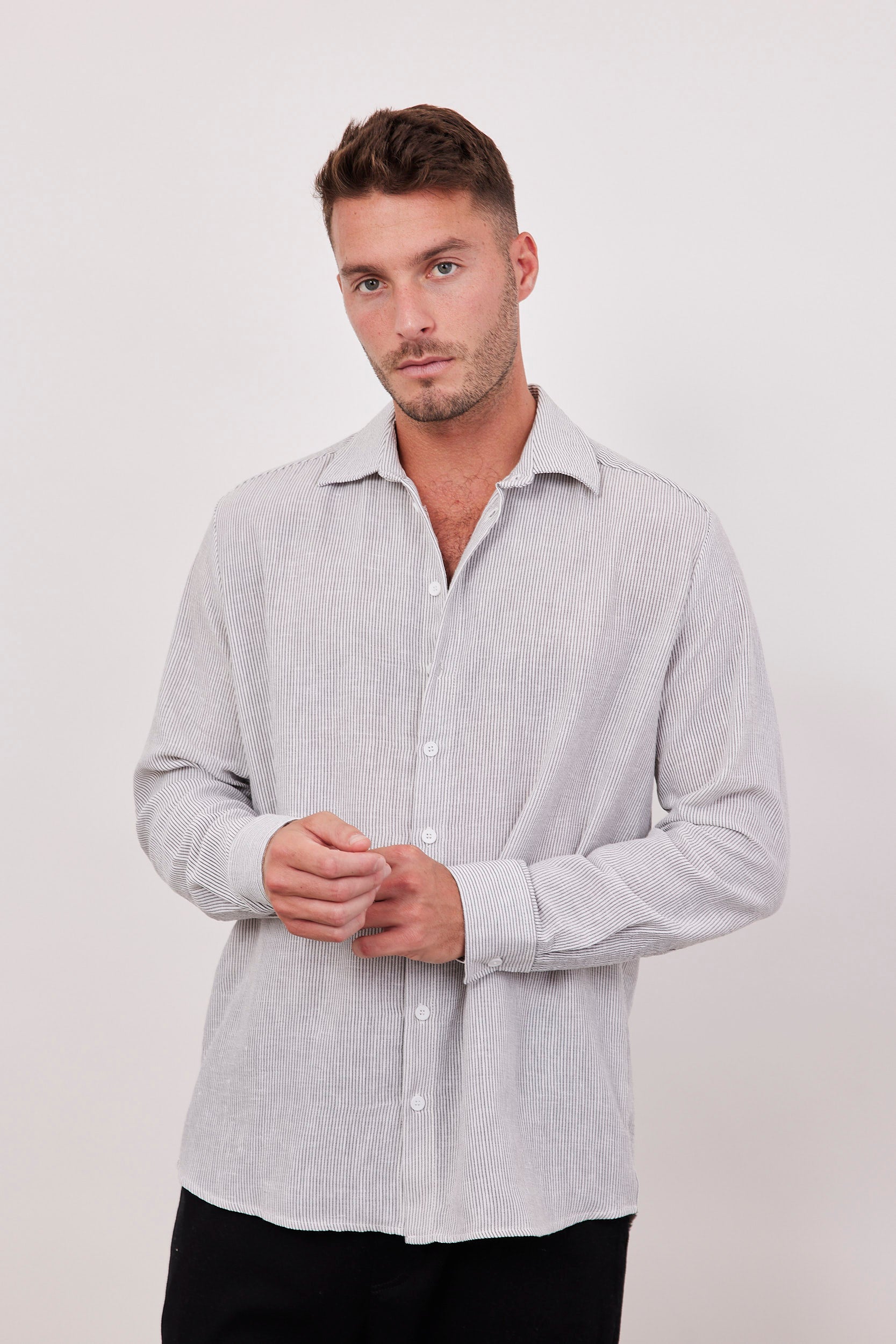 חולצה מכופתרת בטקסטורת פסים