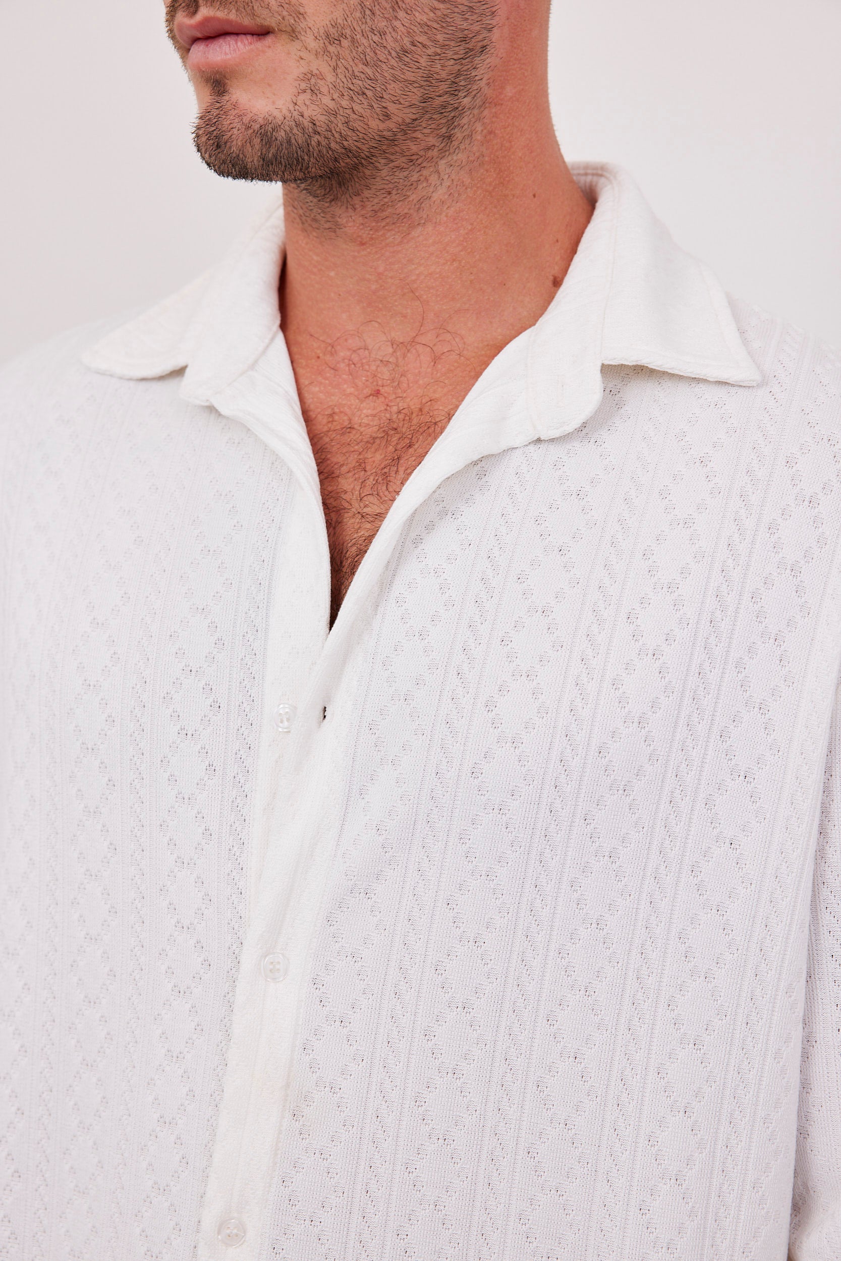 חולצה מכופתרת בטקסטורה סרוגה