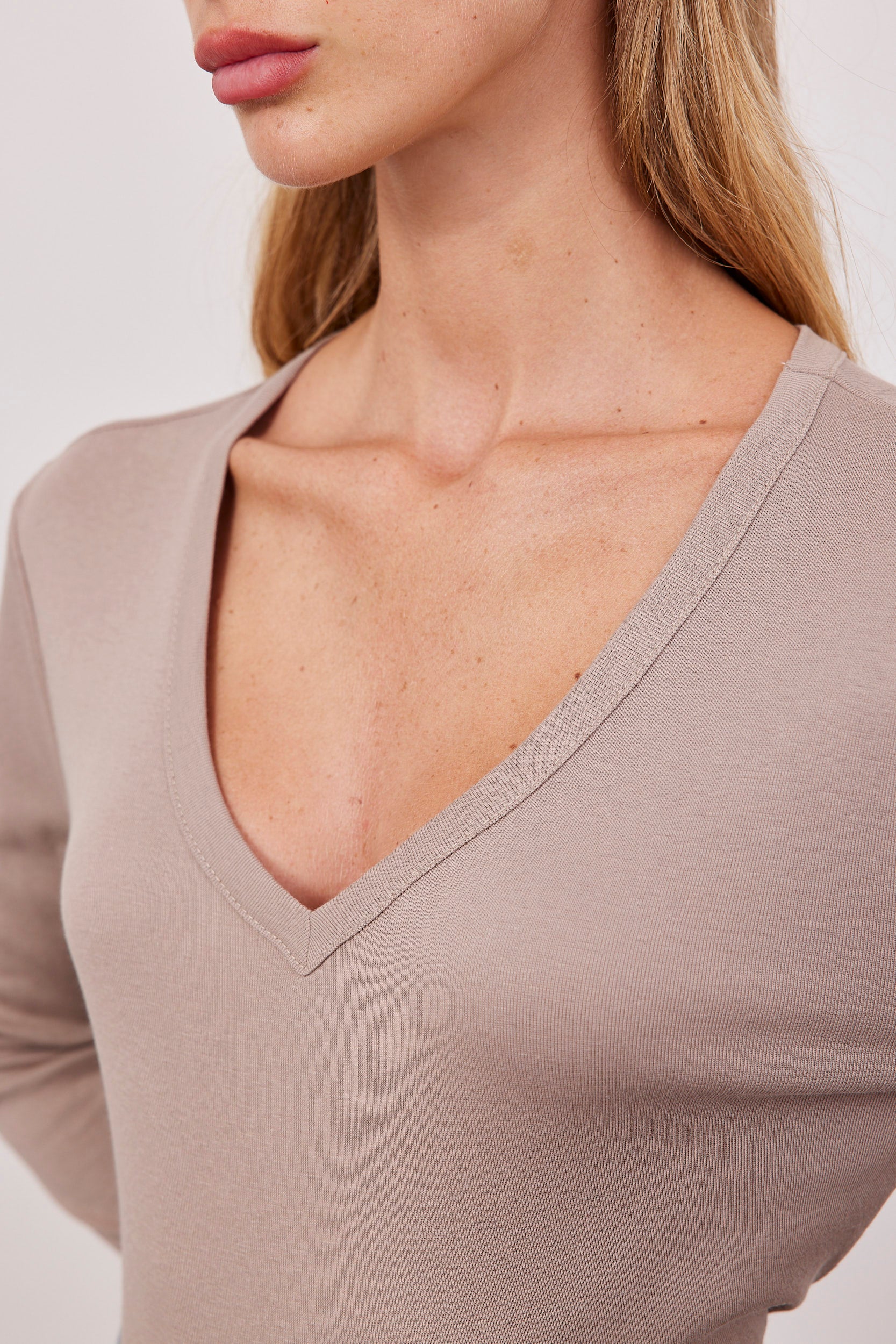 חולצת בייסיק ארוכה מפתח וי