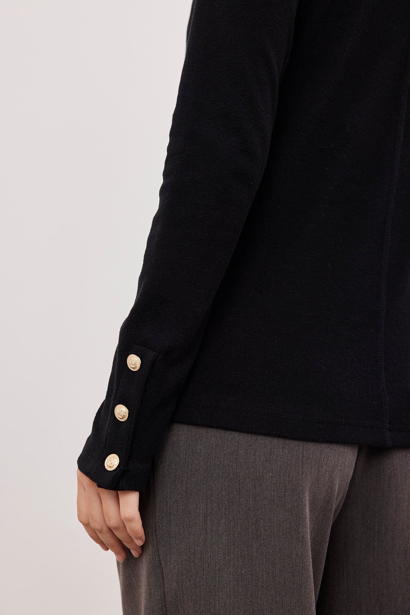 סריג בשילוב כפתורים בשרוול - ITAY BRANDS