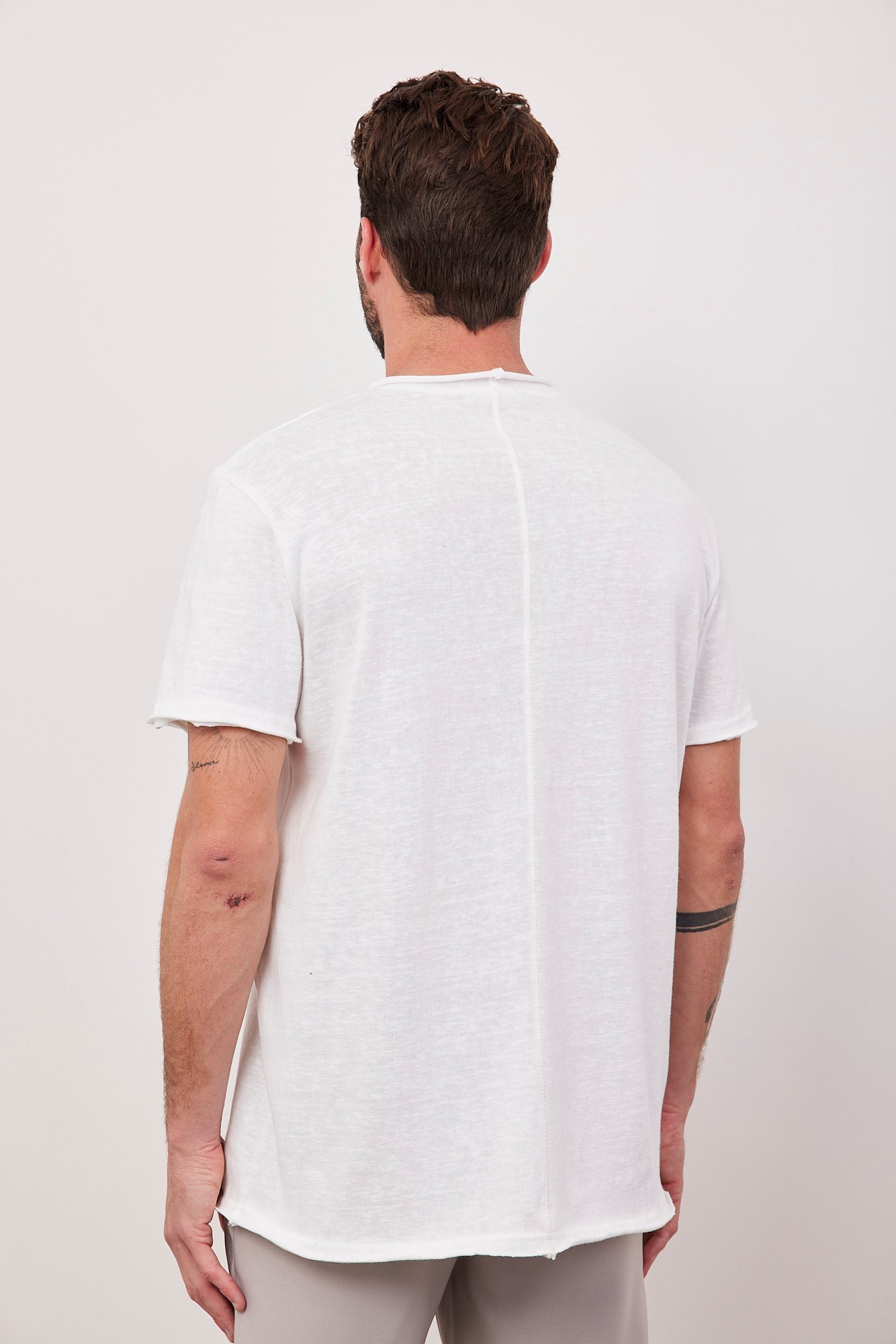 טישרט במראה פשתן בסיומת גזורה - ITAY BRANDS