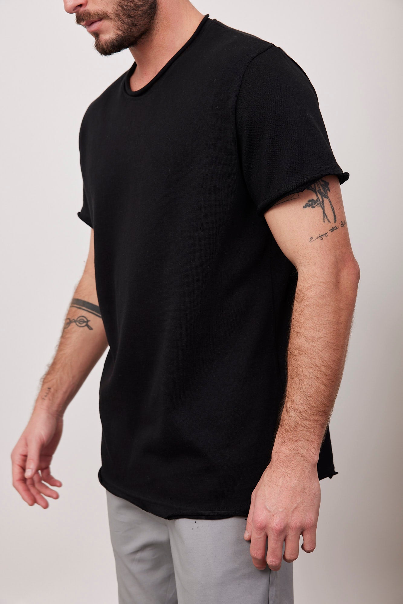 טישרט במראה פשתן בסיומת גזורה - ITAY BRANDS