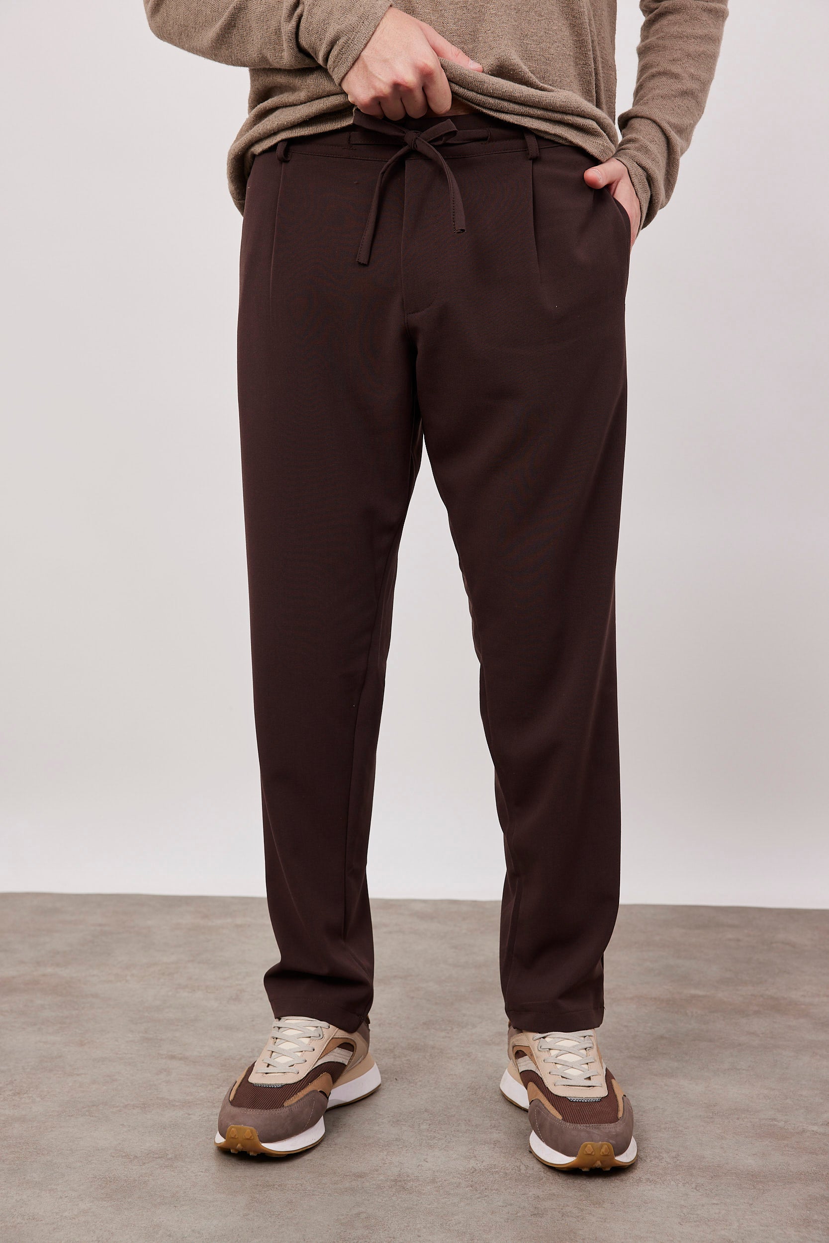 מכנסיים מחוייטים בשילוב שרוך