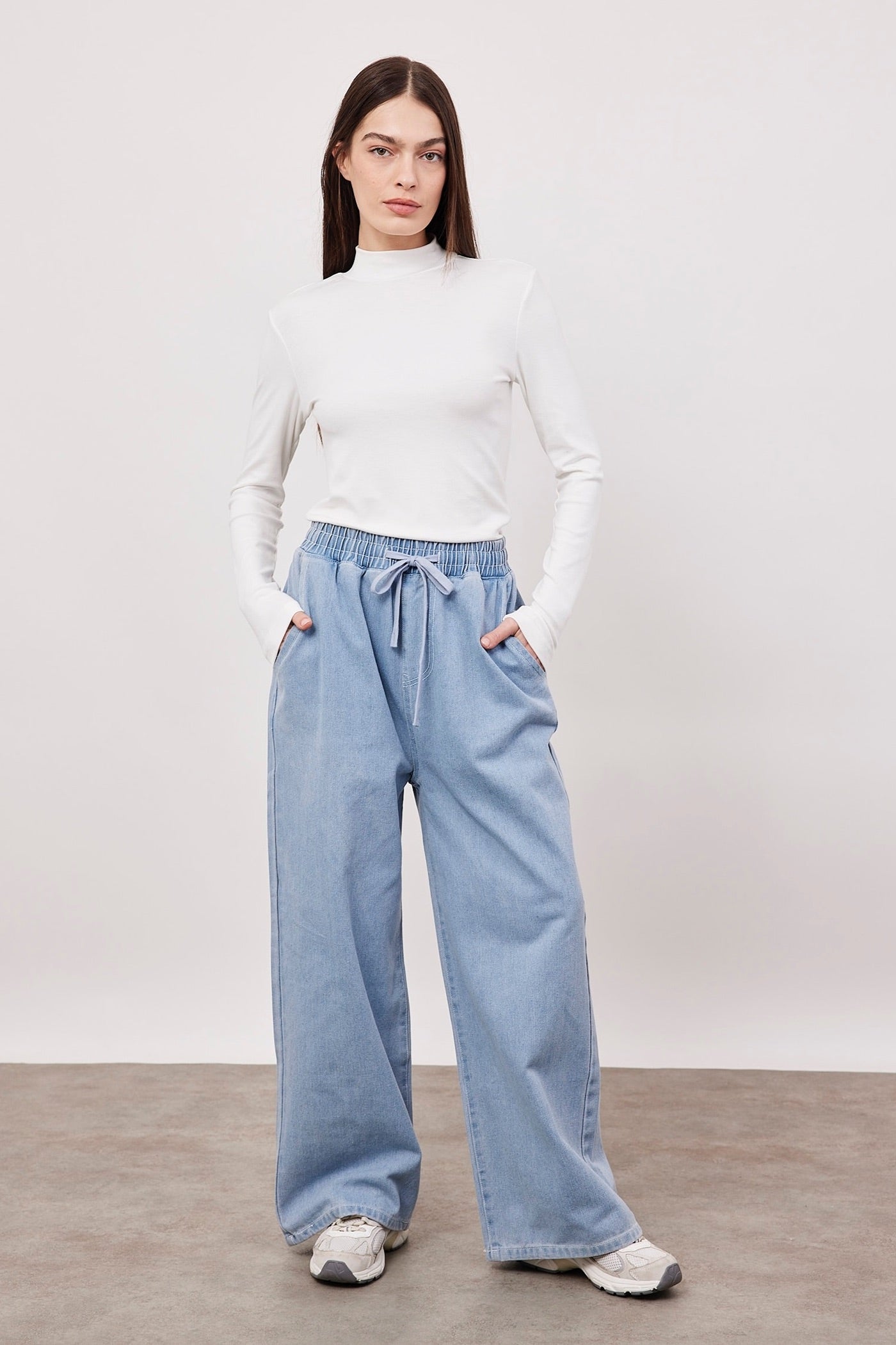 מכנסי גינס עם גומי בגזרה רחבה