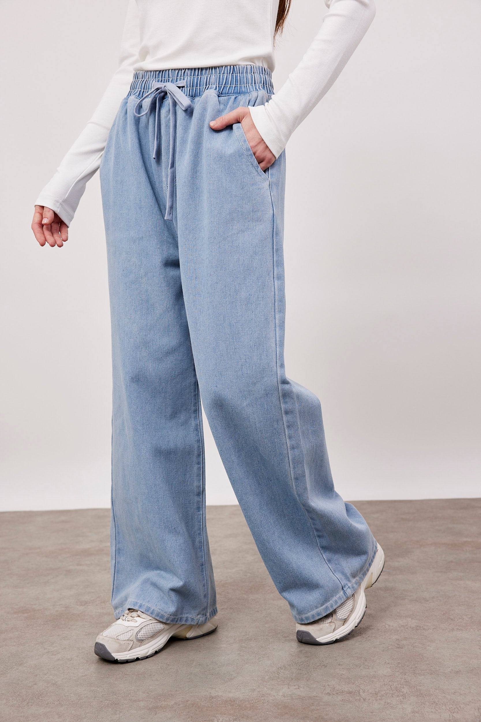 מכנסי גינס עם גומי בגזרה רחבה