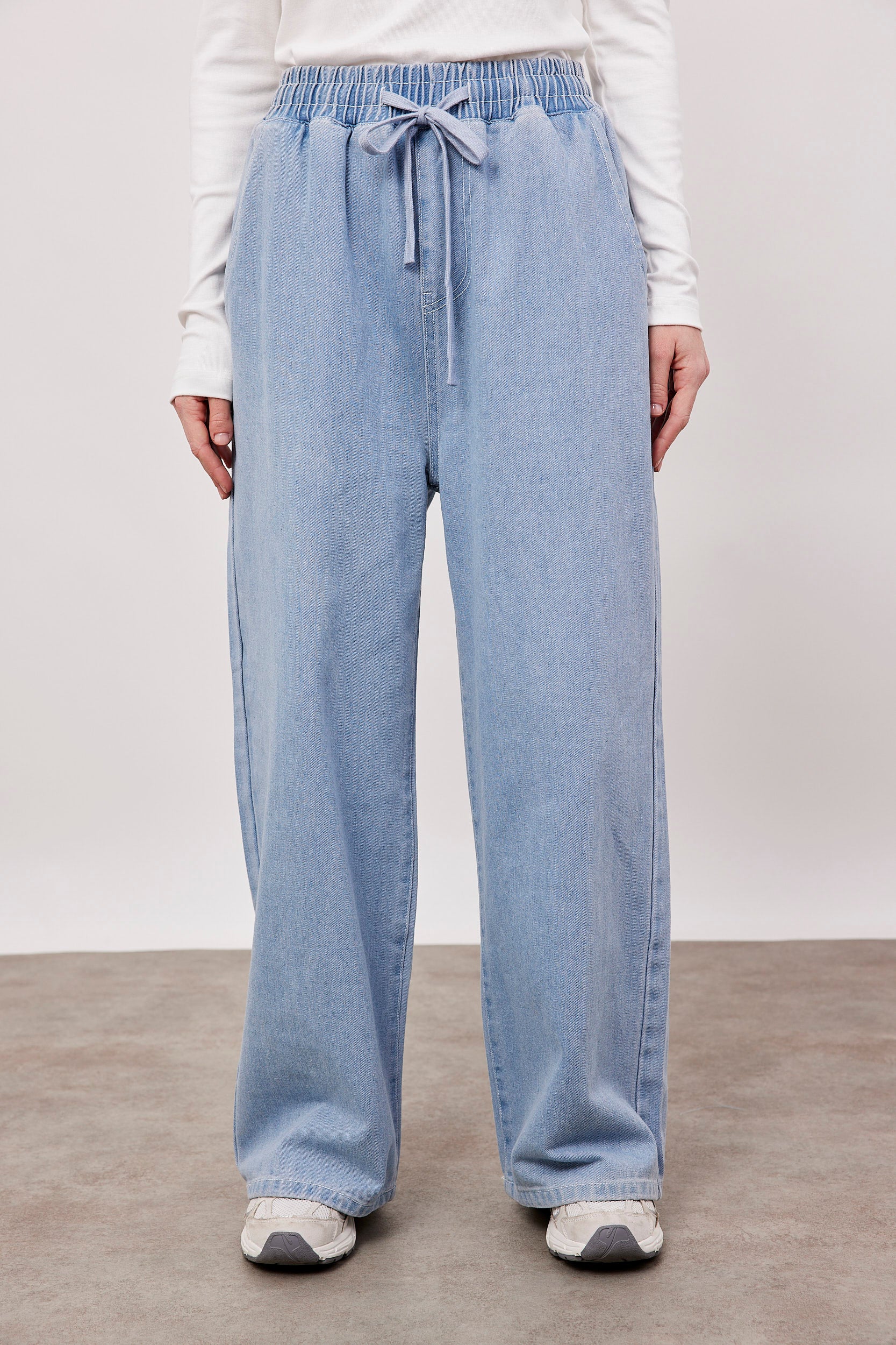 מכנסי גינס עם גומי בגזרה רחבה