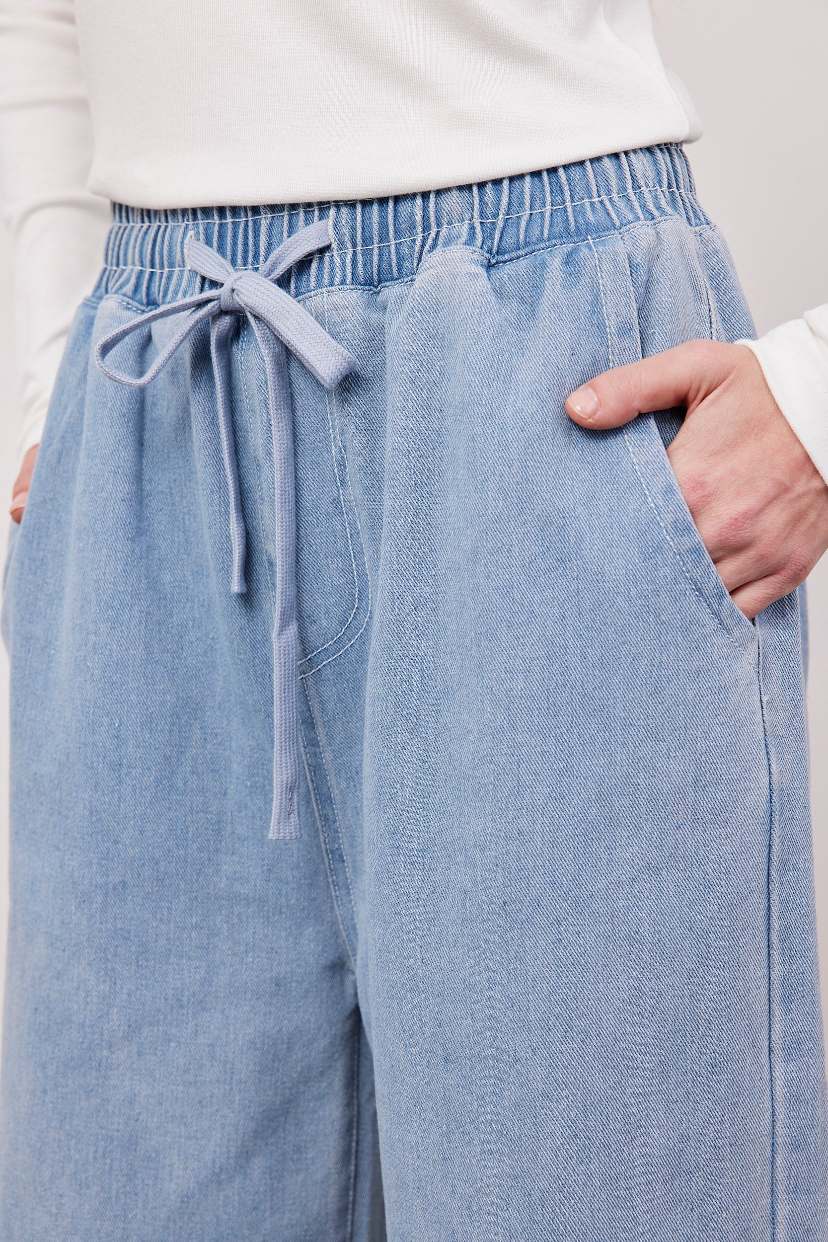 מכנסי גינס עם גומי בגזרה רחבה