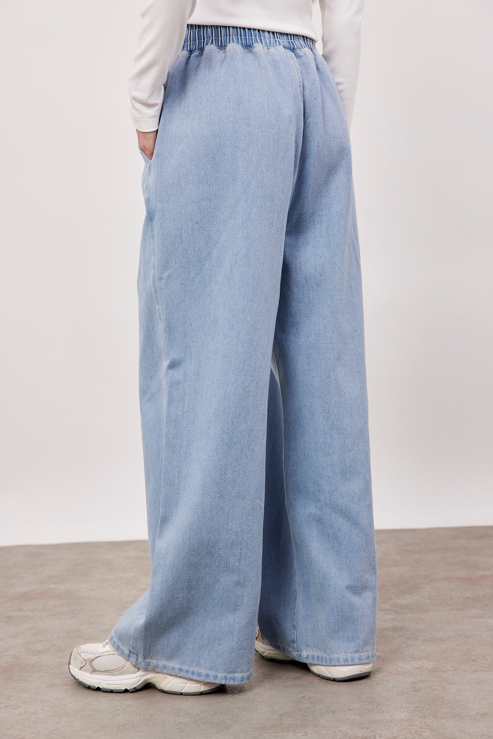 מכנסי גינס עם גומי בגזרה רחבה