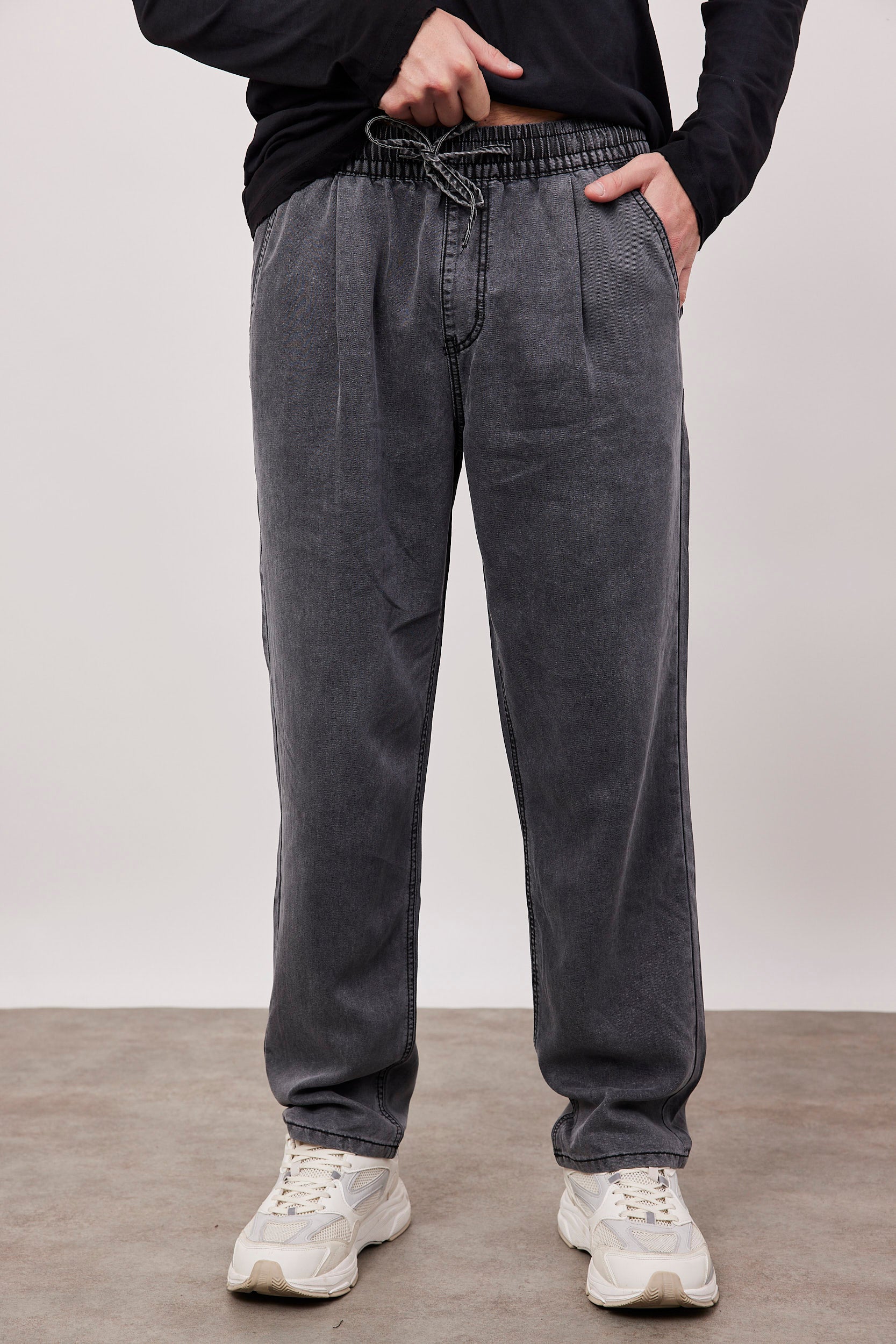 מכנסי גינס עם גומי במותן