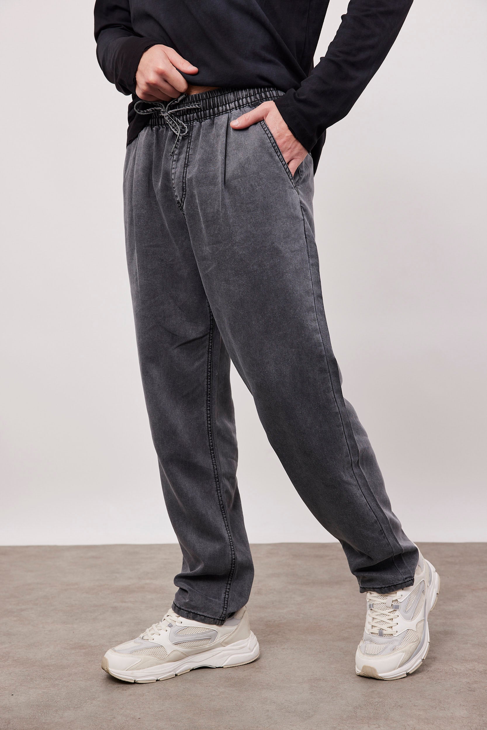 מכנסי גינס עם גומי במותן