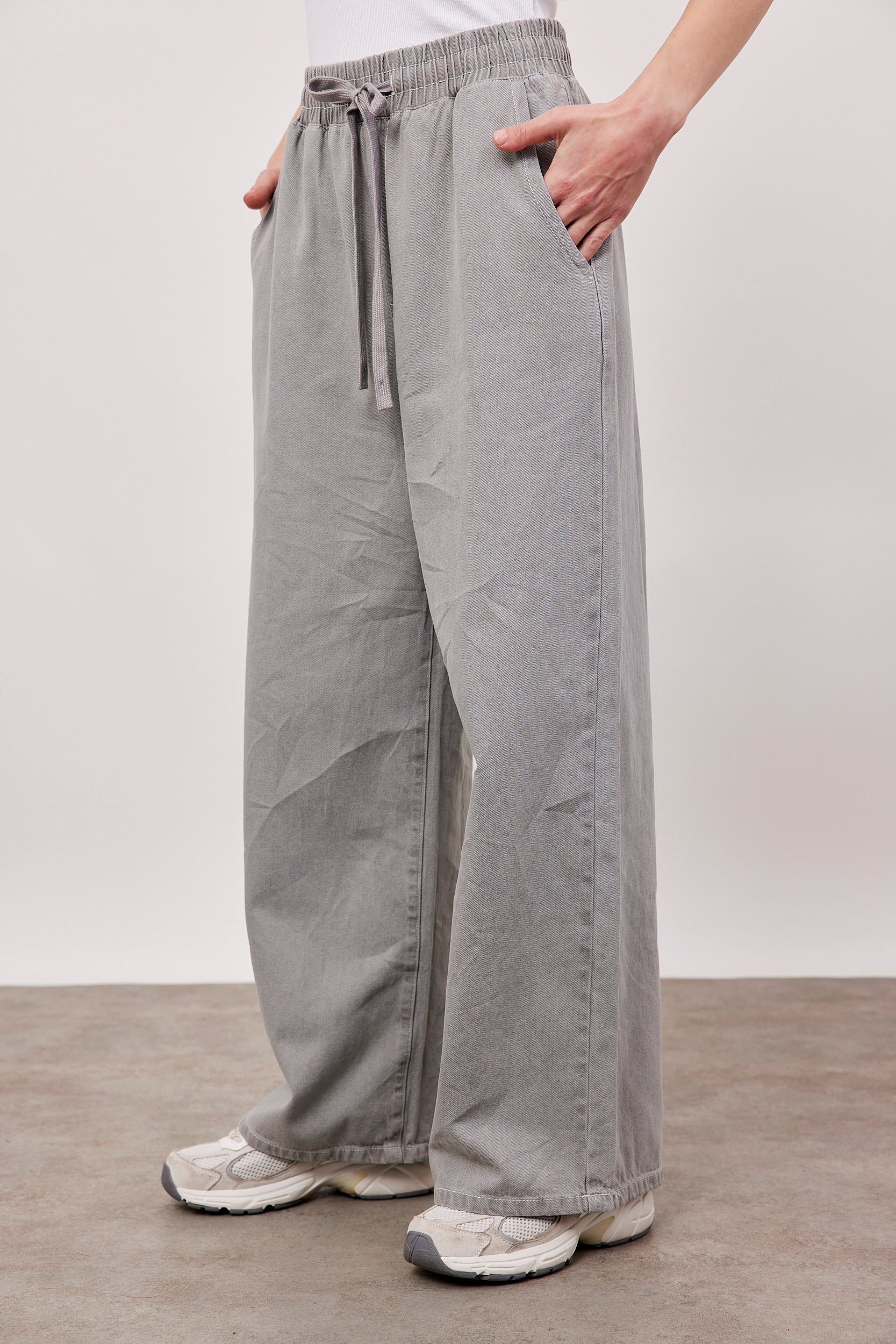 מכנסי ג׳ינס אוברסייז עם גומי