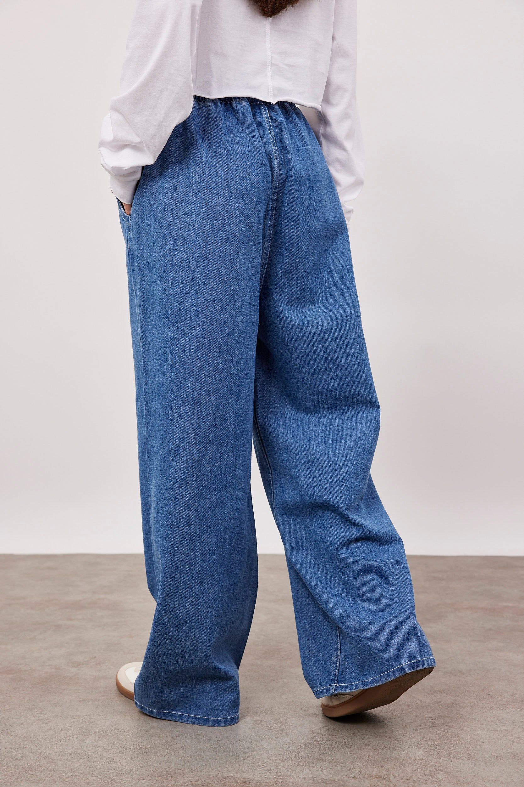 מכנסי ג׳ינס אוברסייז עם גומי