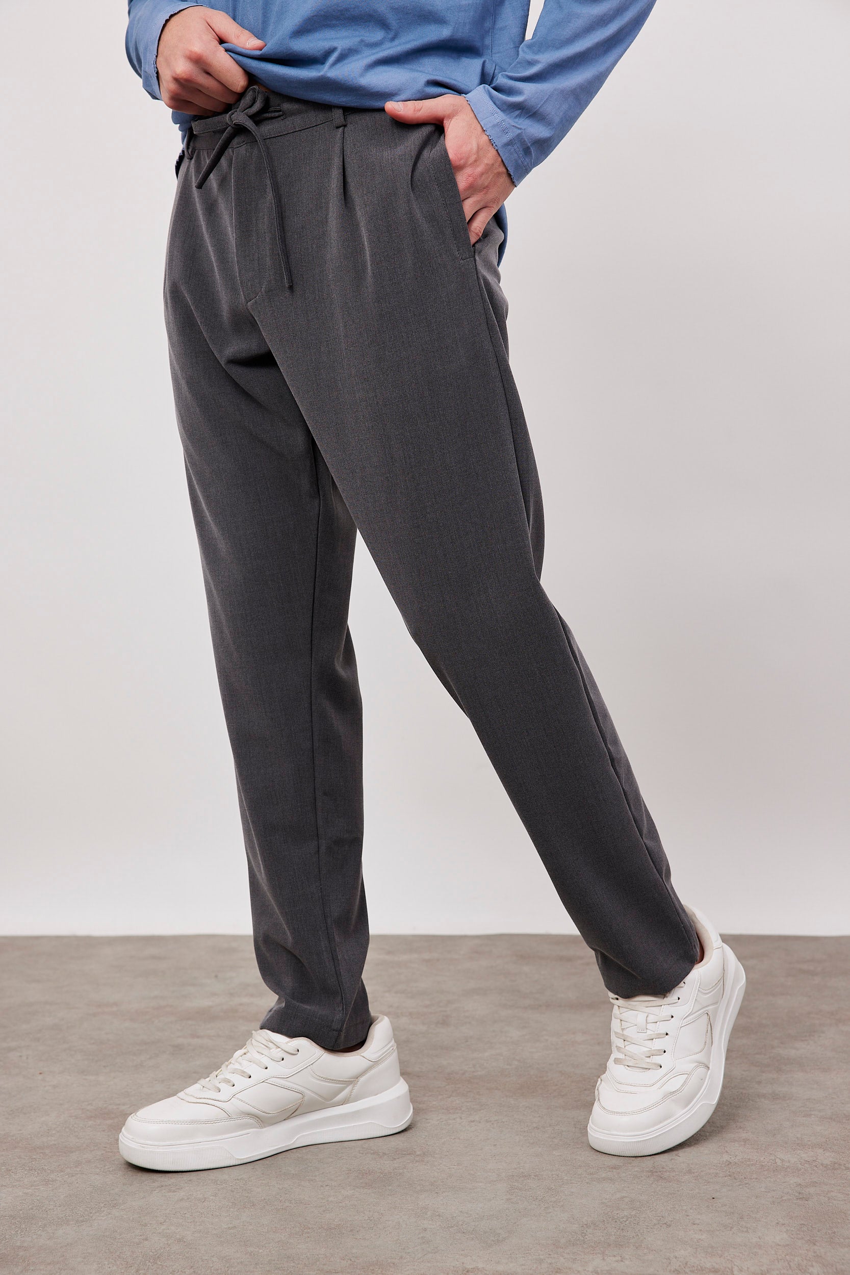 מכנסיים מחוייטים בשילוב שרוך