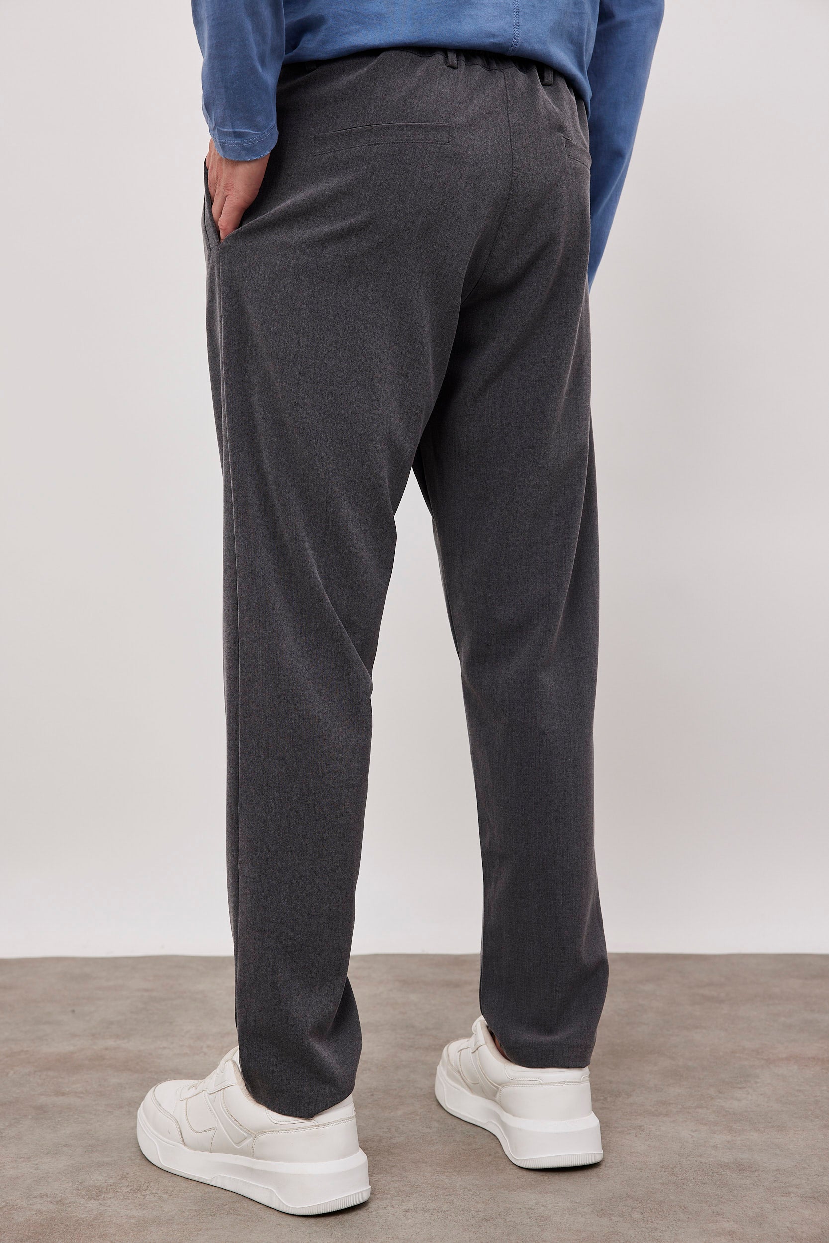 מכנסיים מחוייטים בשילוב שרוך