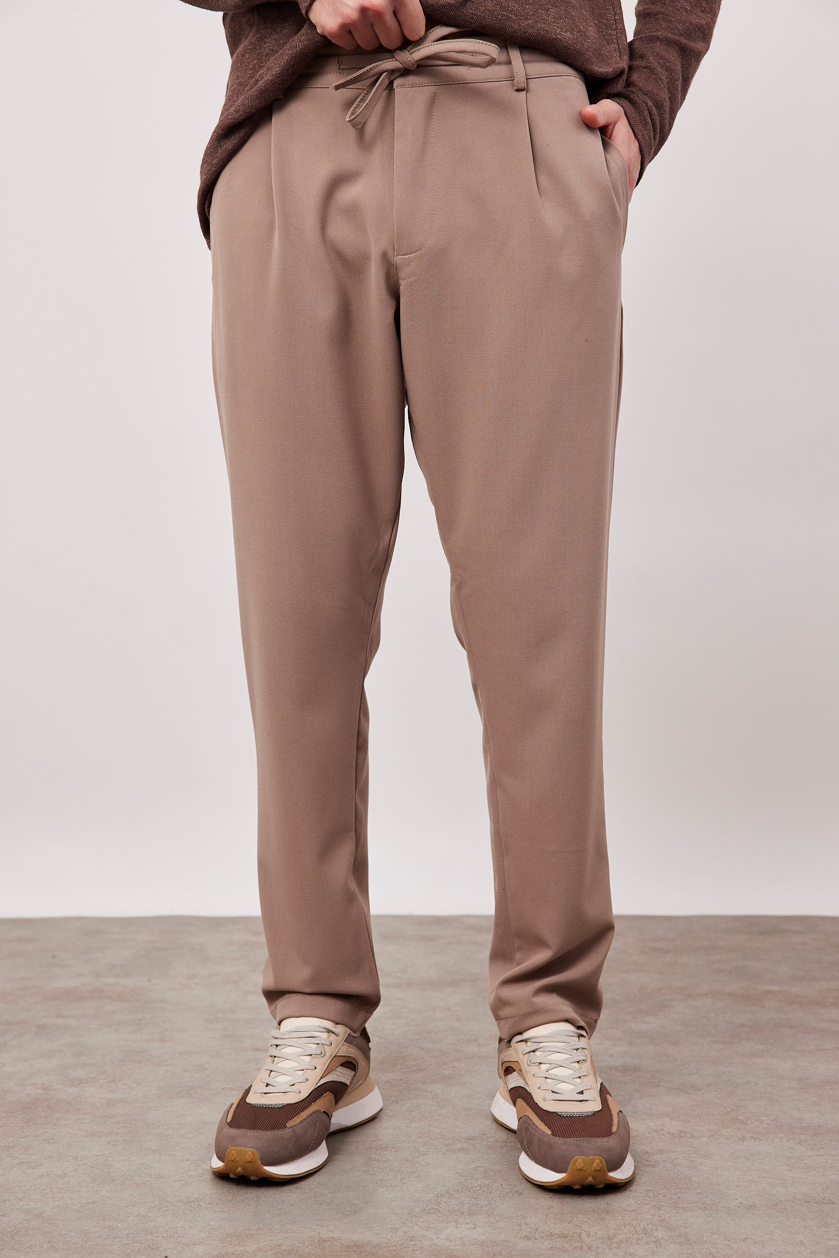 מכנסיים מחוייטים בשילוב שרוך