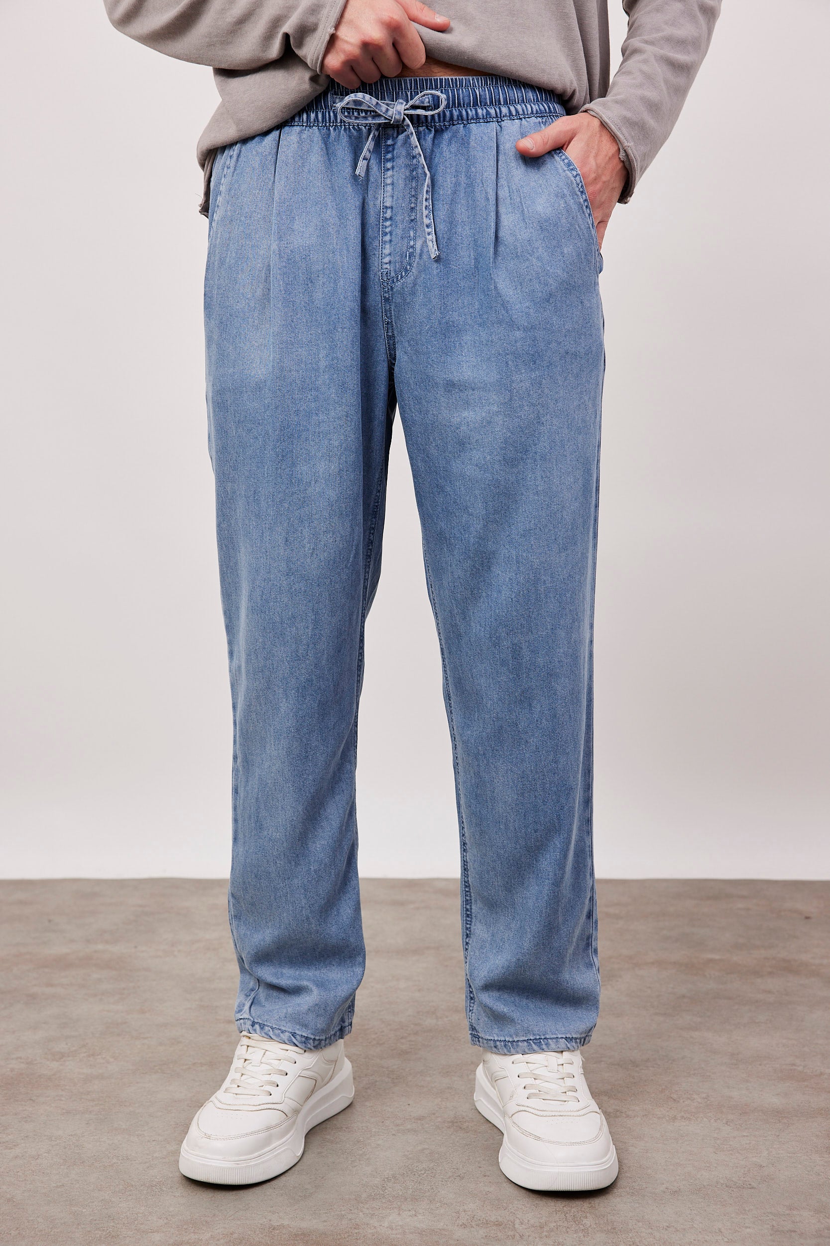 מכנסי גינס עם גומי במותן