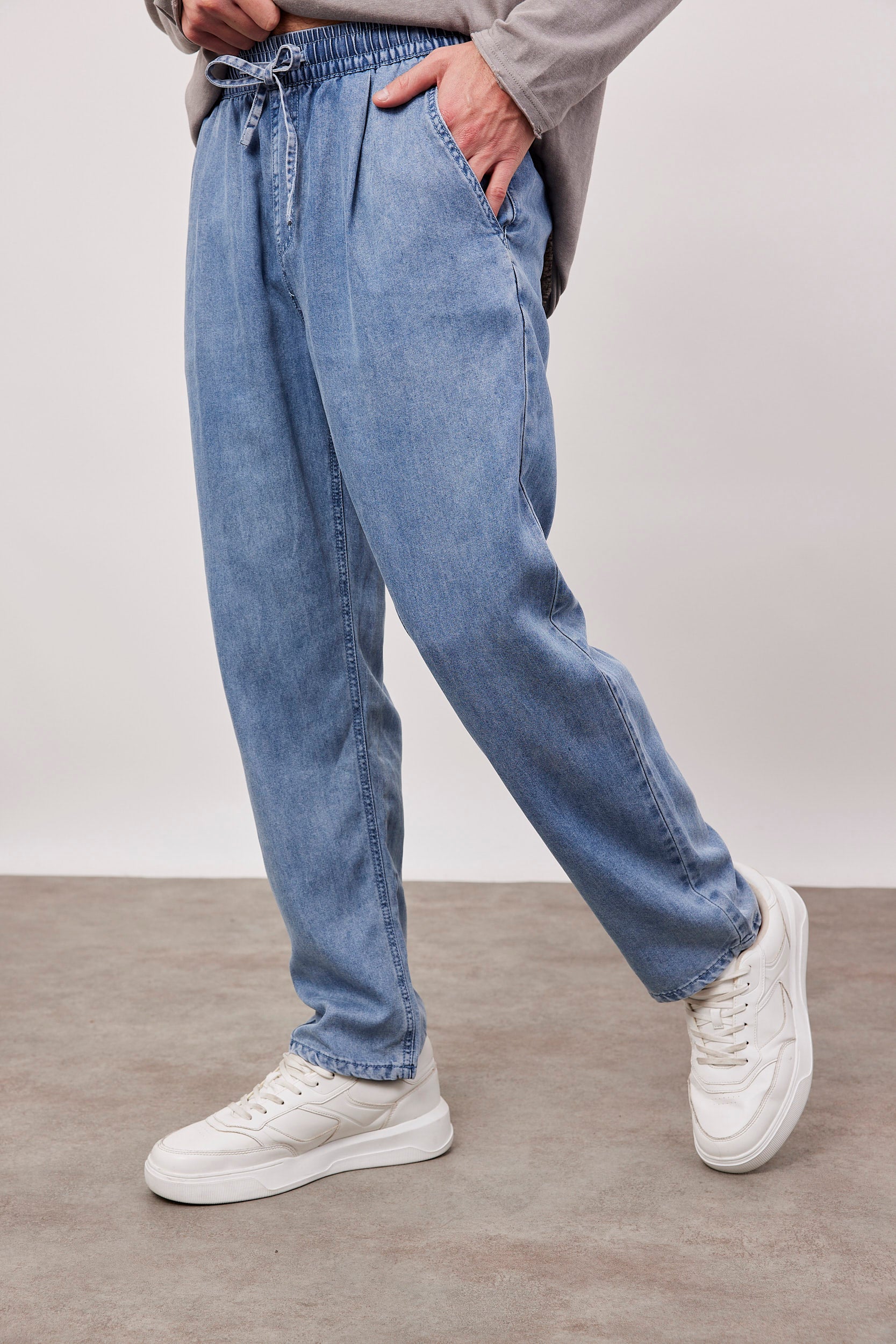 מכנסי גינס עם גומי במותן