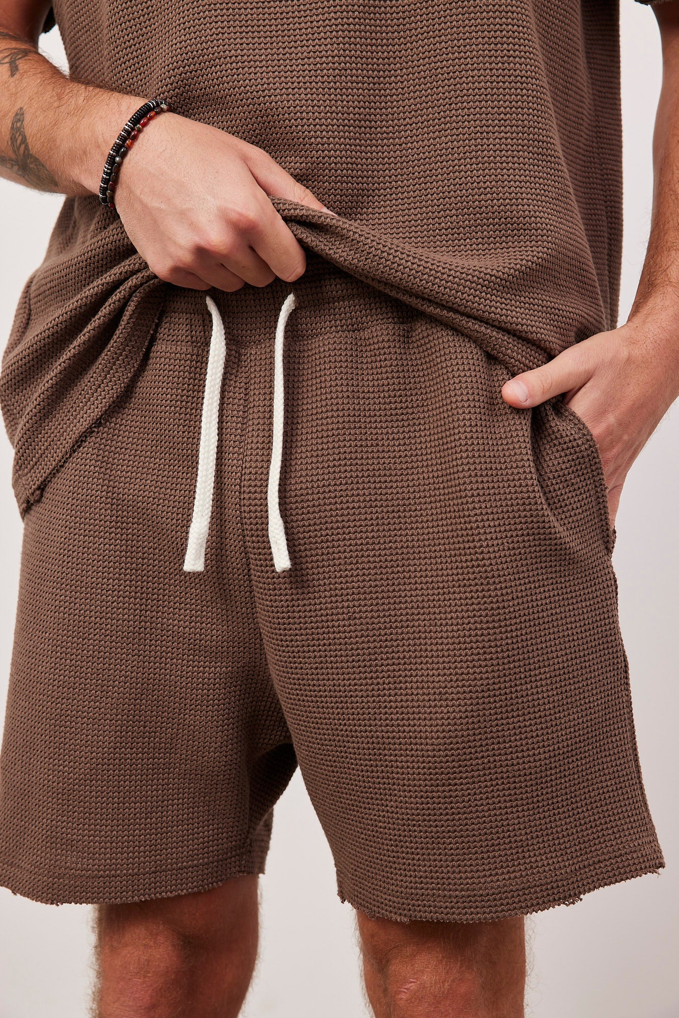 מכנסיים קצרים מבד וופל בסיומת קרעים - ITAY BRANDS