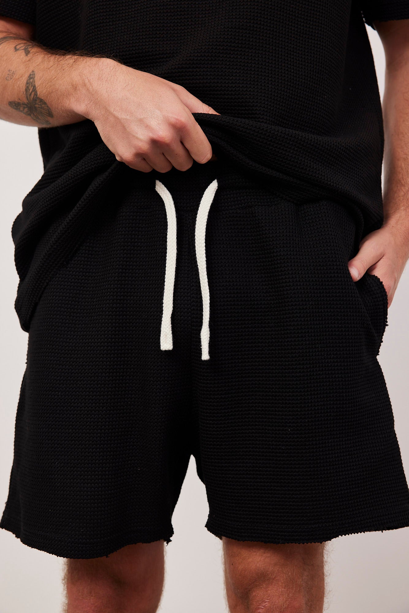 מכנסיים קצרים מבד וופל בסיומת קרעים - ITAY BRANDS