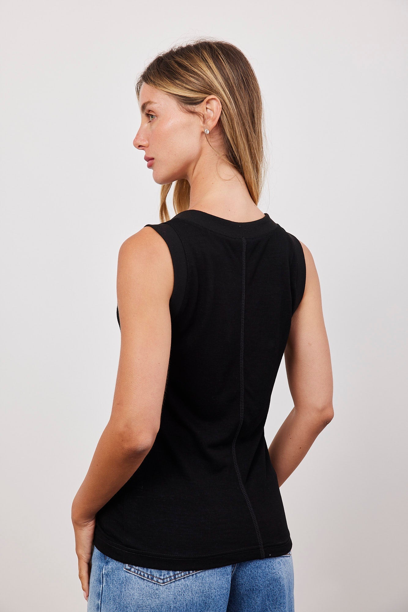 גופיית וי בגימור ריב - ITAY BRANDS