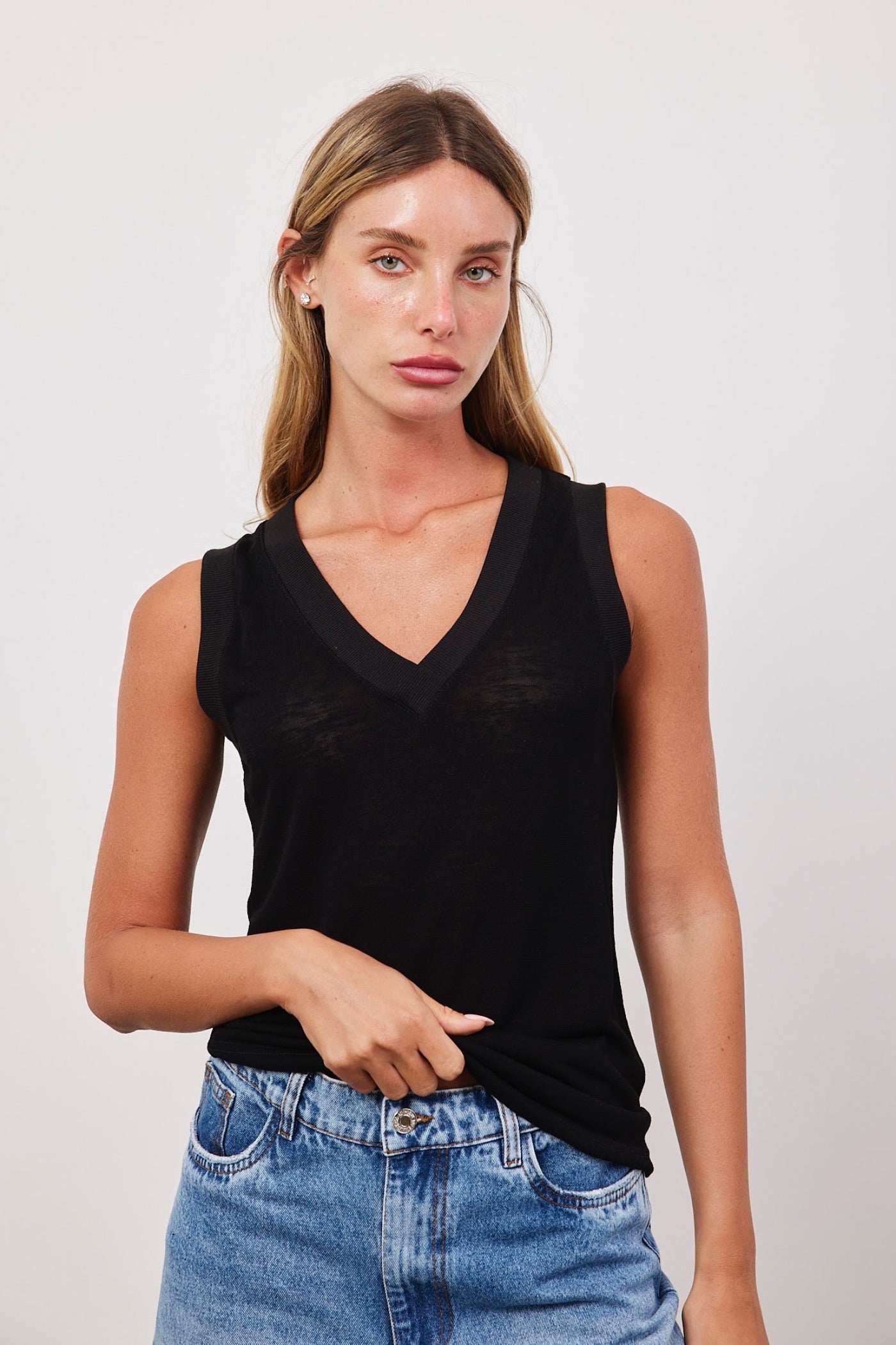 גופיית וי בגימור ריב - ITAY BRANDS