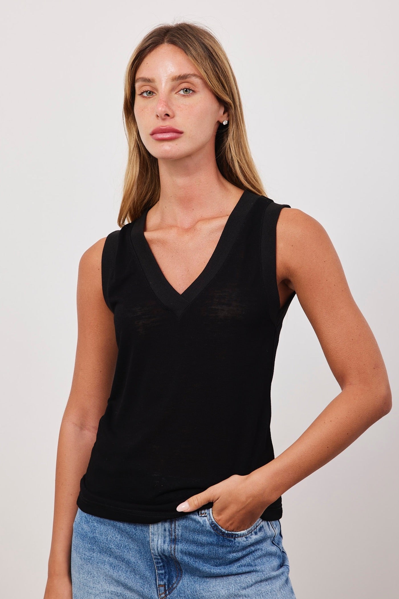 גופיית וי בגימור ריב - ITAY BRANDS