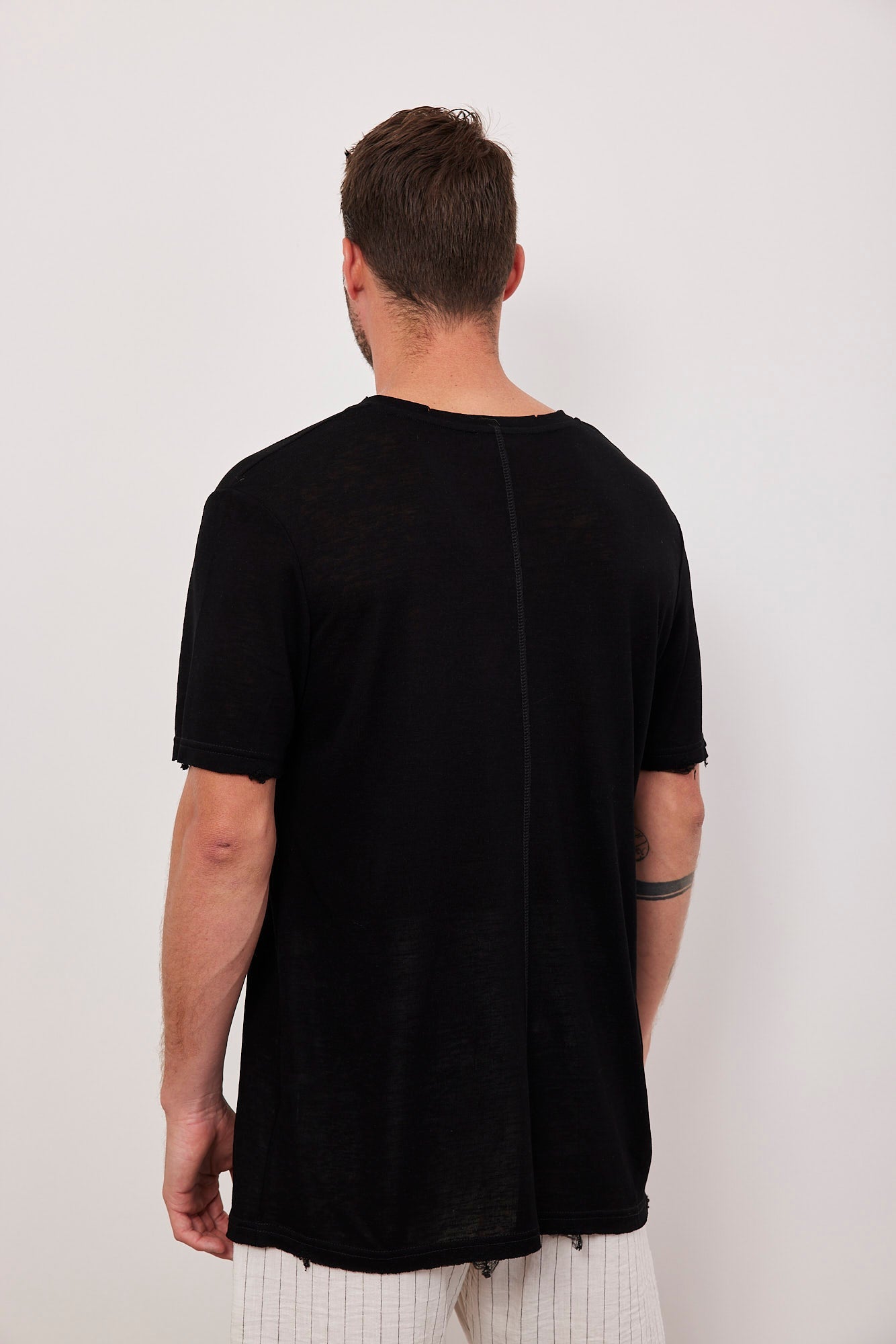 טי-שרט וי קרעים במראה פשתן - ITAY BRANDS