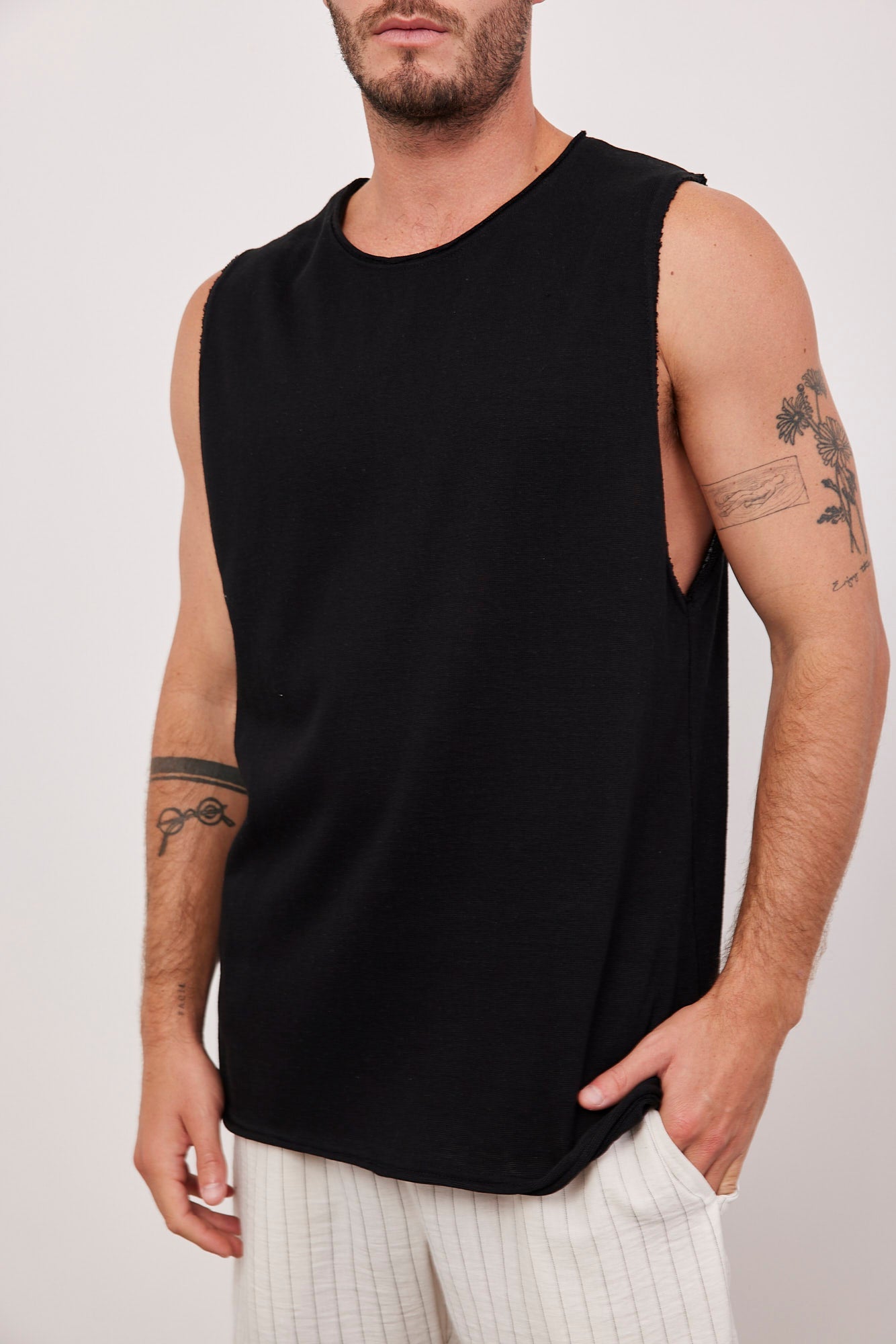 גופייה בסיומת גזורה - ITAY BRANDS