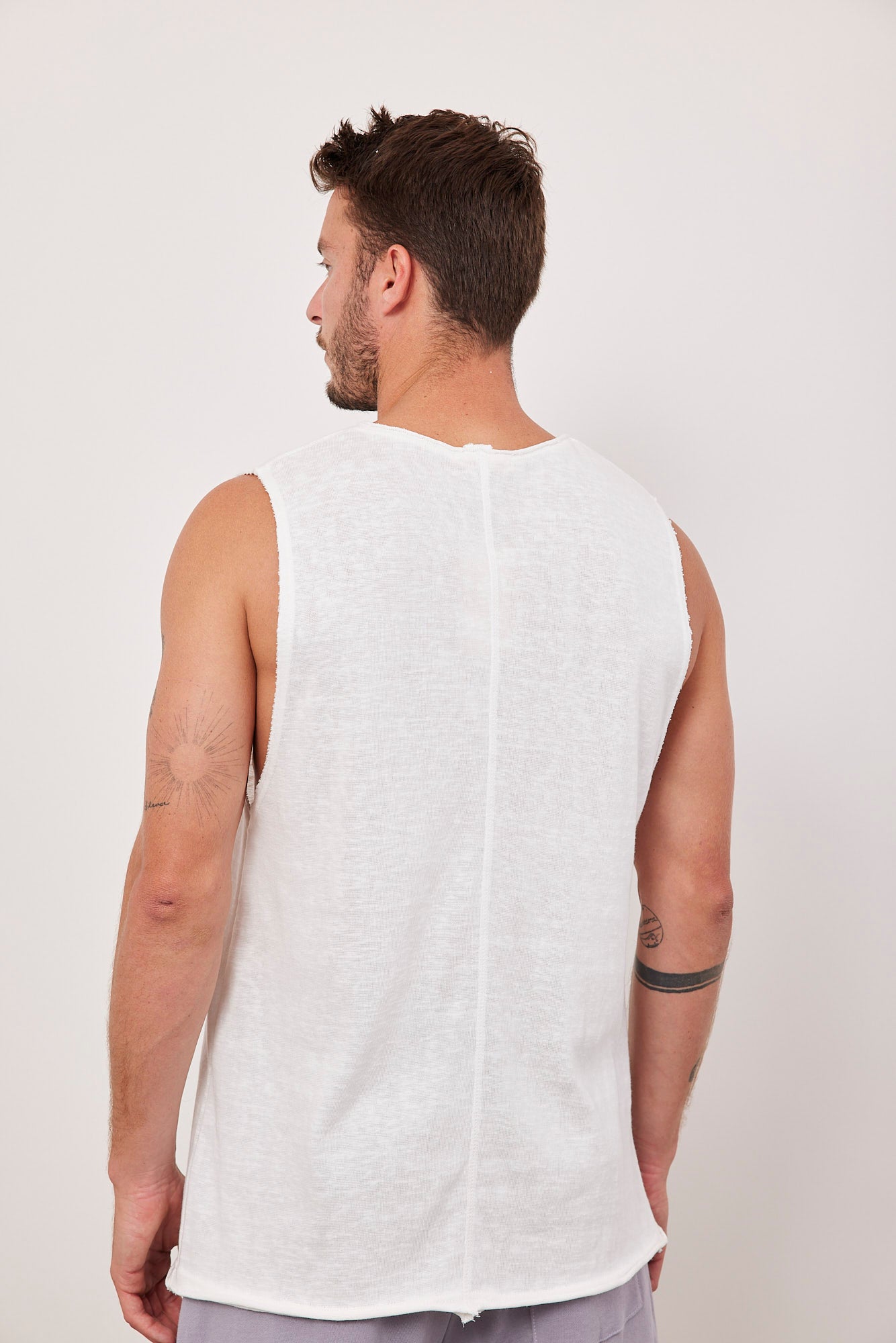 גופייה בסיומת גזורה - ITAY BRANDS