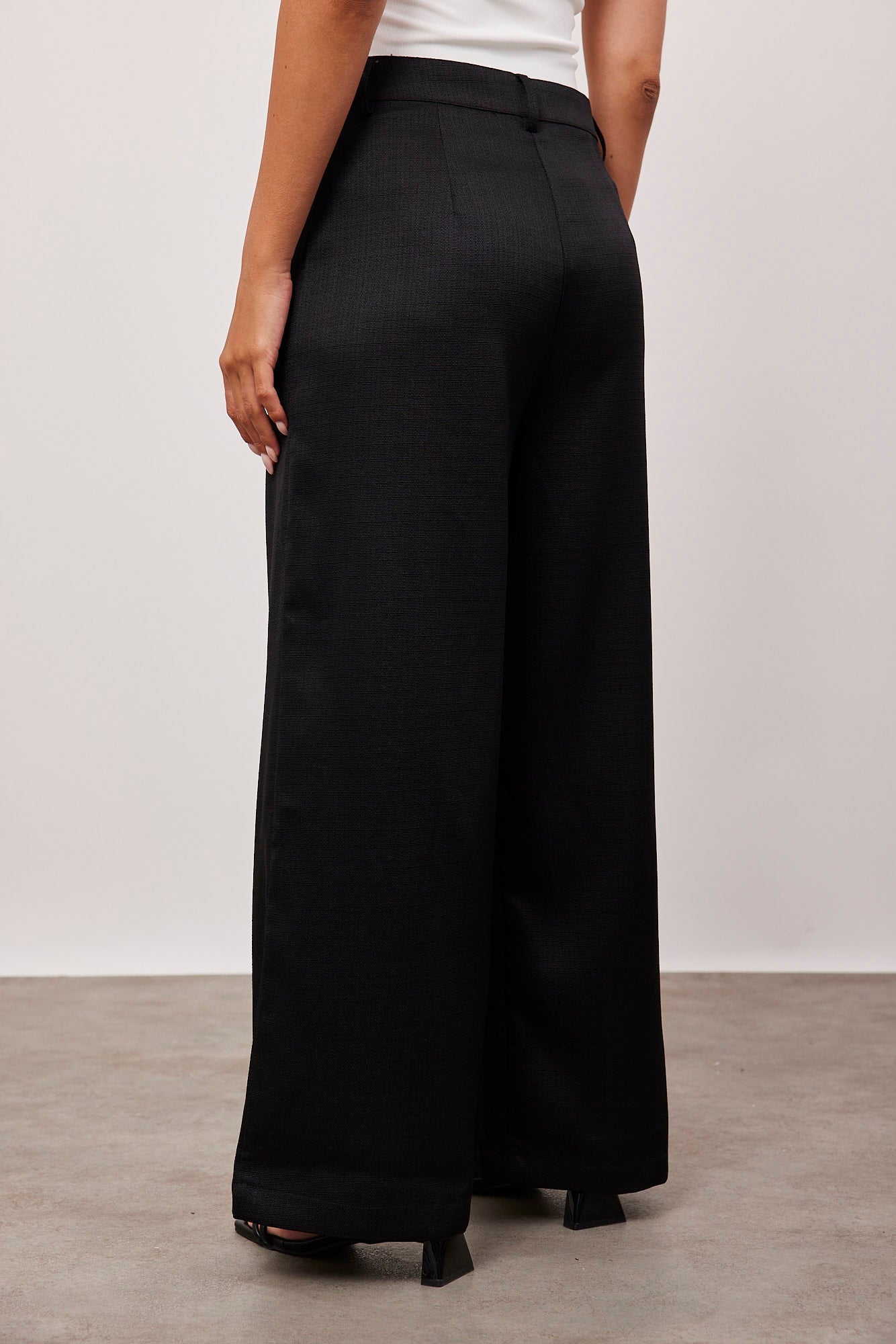 מכנסיים מחוייטים בטקסטורה עם כיסים קדמיים - ITAY BRANDS