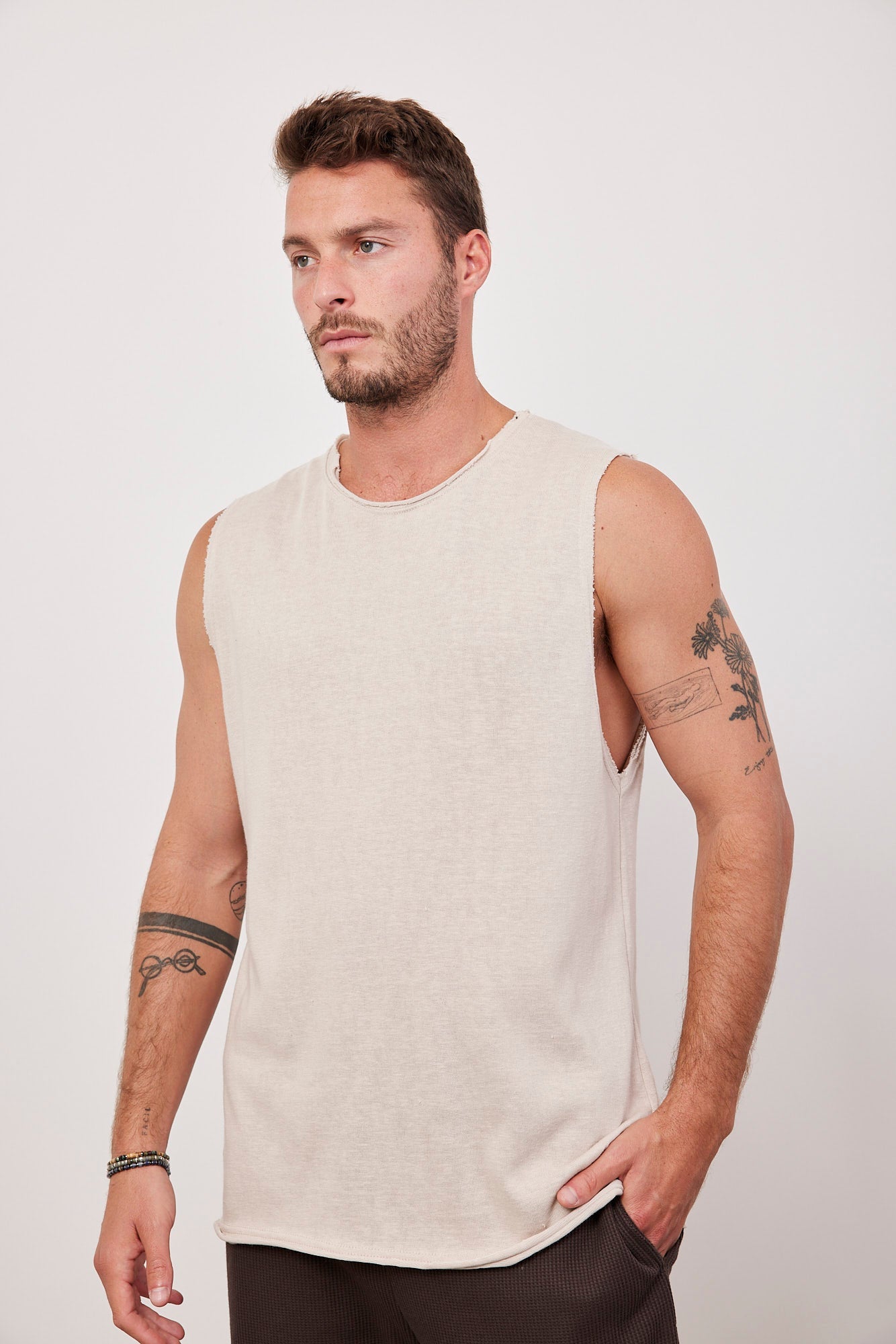 גופייה בסיומת גזורה - ITAY BRANDS