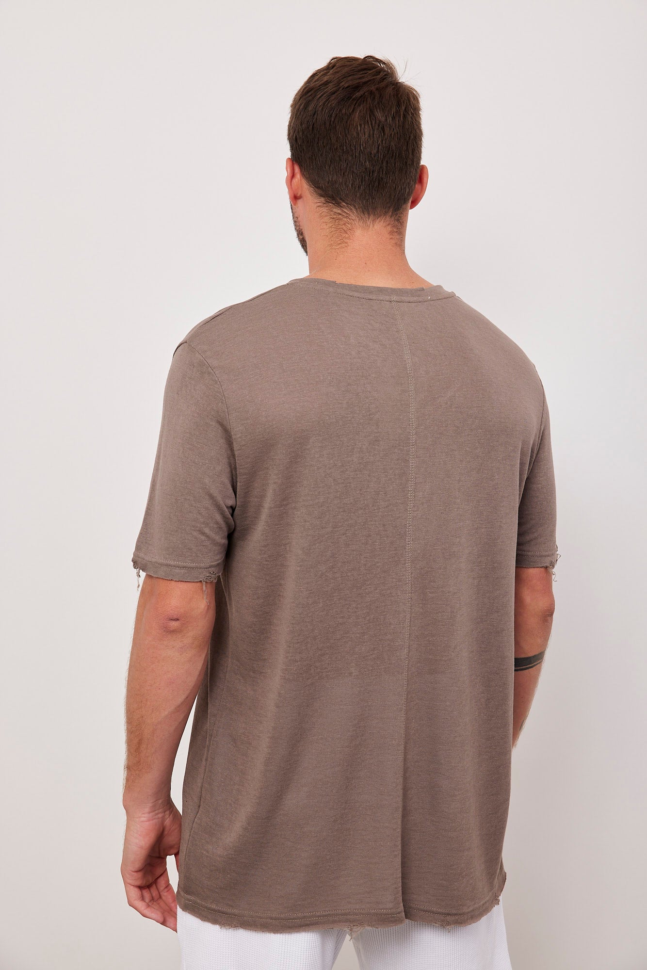 טי-שרט וי קרעים במראה פשתן - ITAY BRANDS