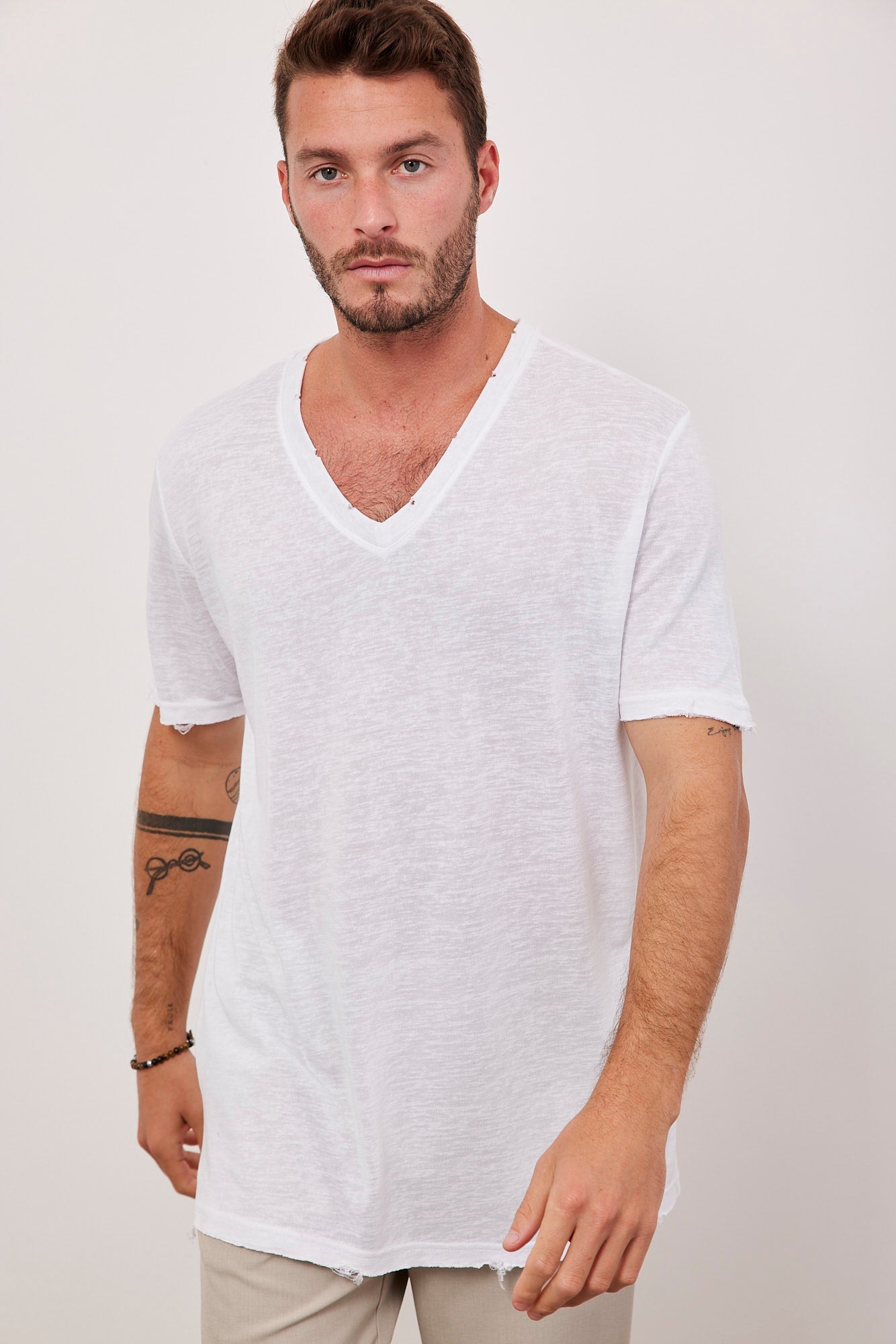 טי-שרט וי קרעים במראה פשתן - ITAY BRANDS