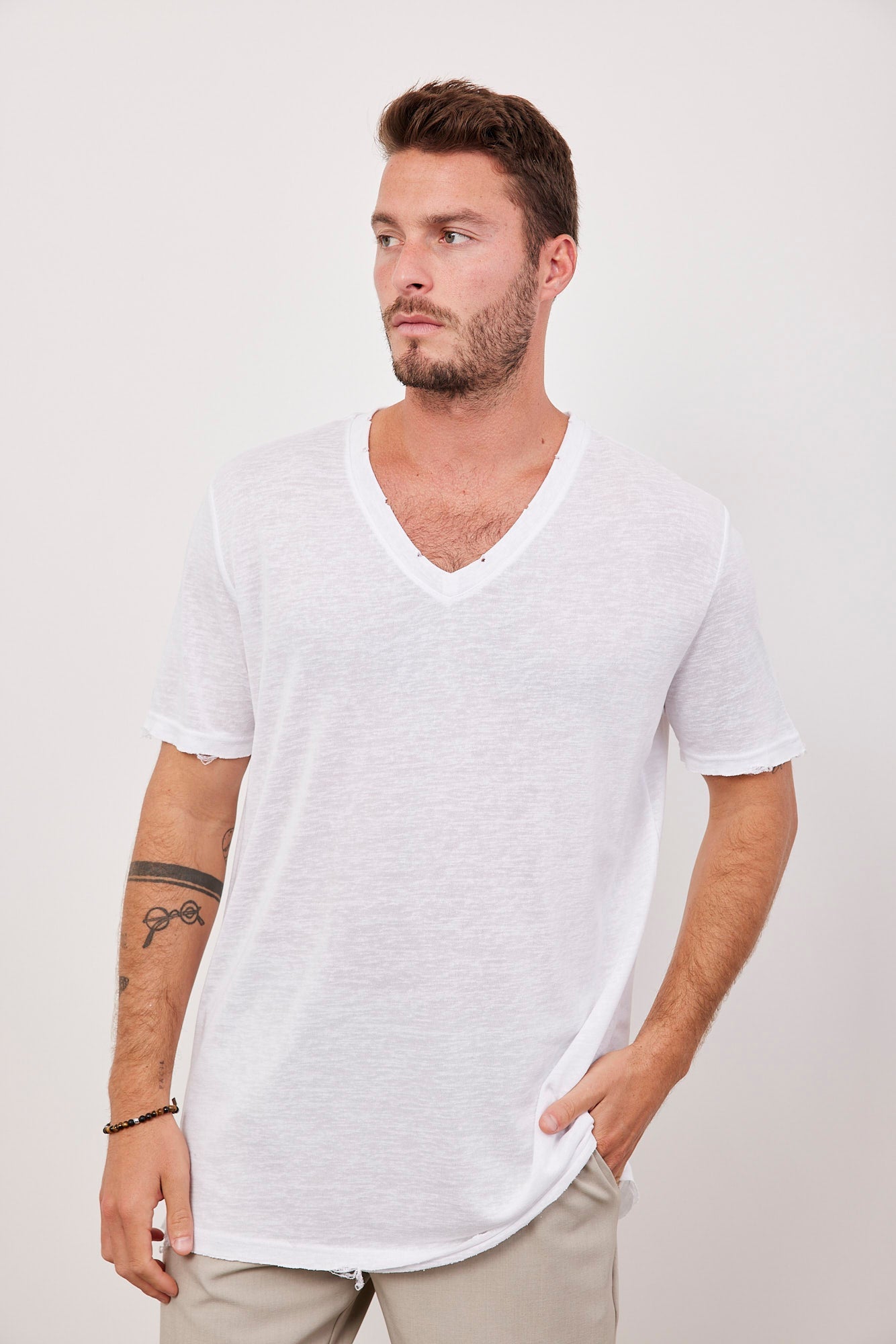 טי-שרט וי קרעים במראה פשתן - ITAY BRANDS