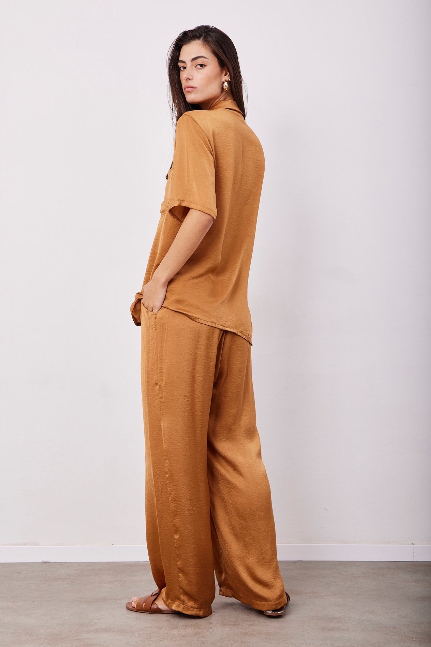 חליפה מכופתרת במראה סאטן - ITAY BRANDS