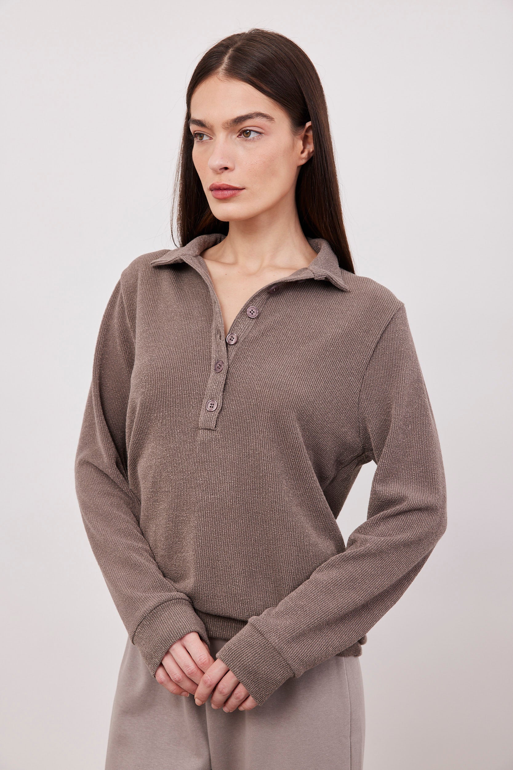 סריג פולו בשילוב כפתורים