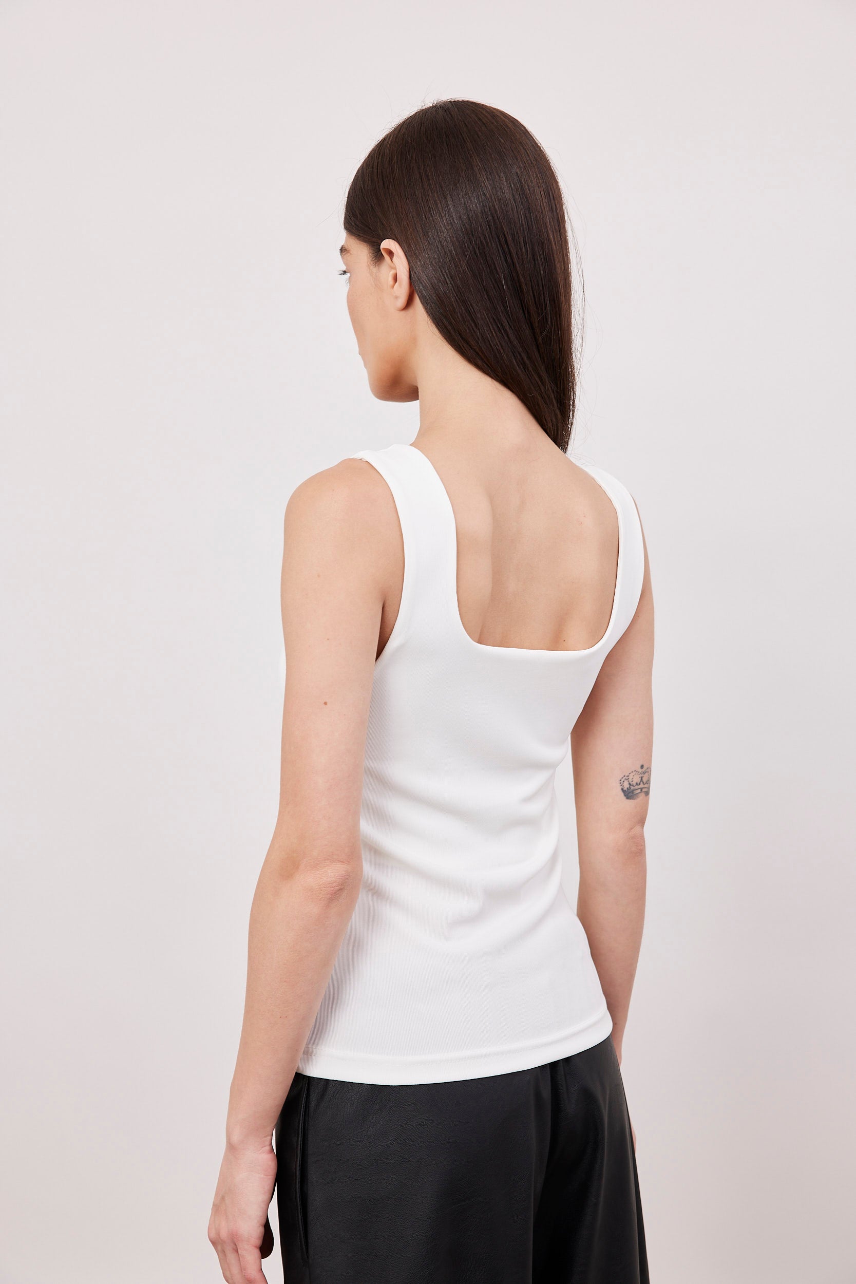 גופיה מחשוף מרובע מבד מחטב