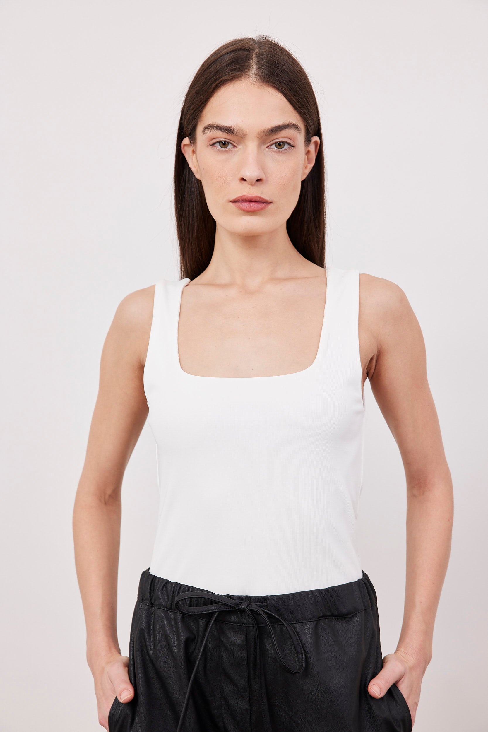 גופיה מחשוף מרובע מבד מחטב