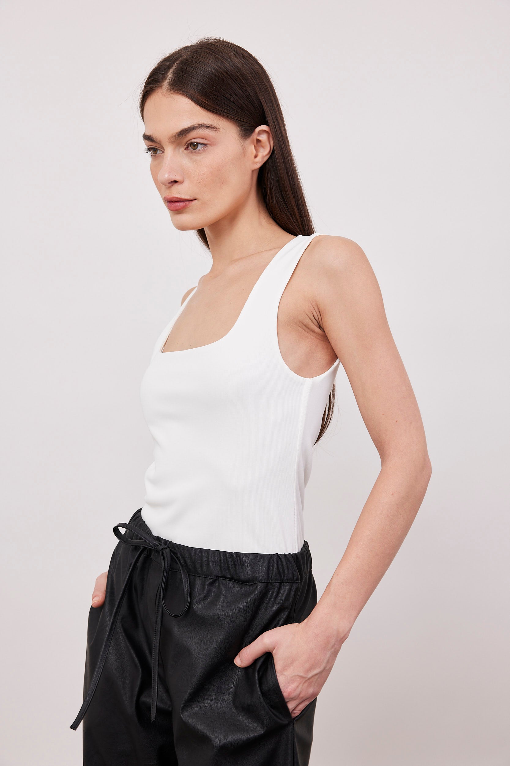 גופיה מחשוף מרובע מבד מחטב