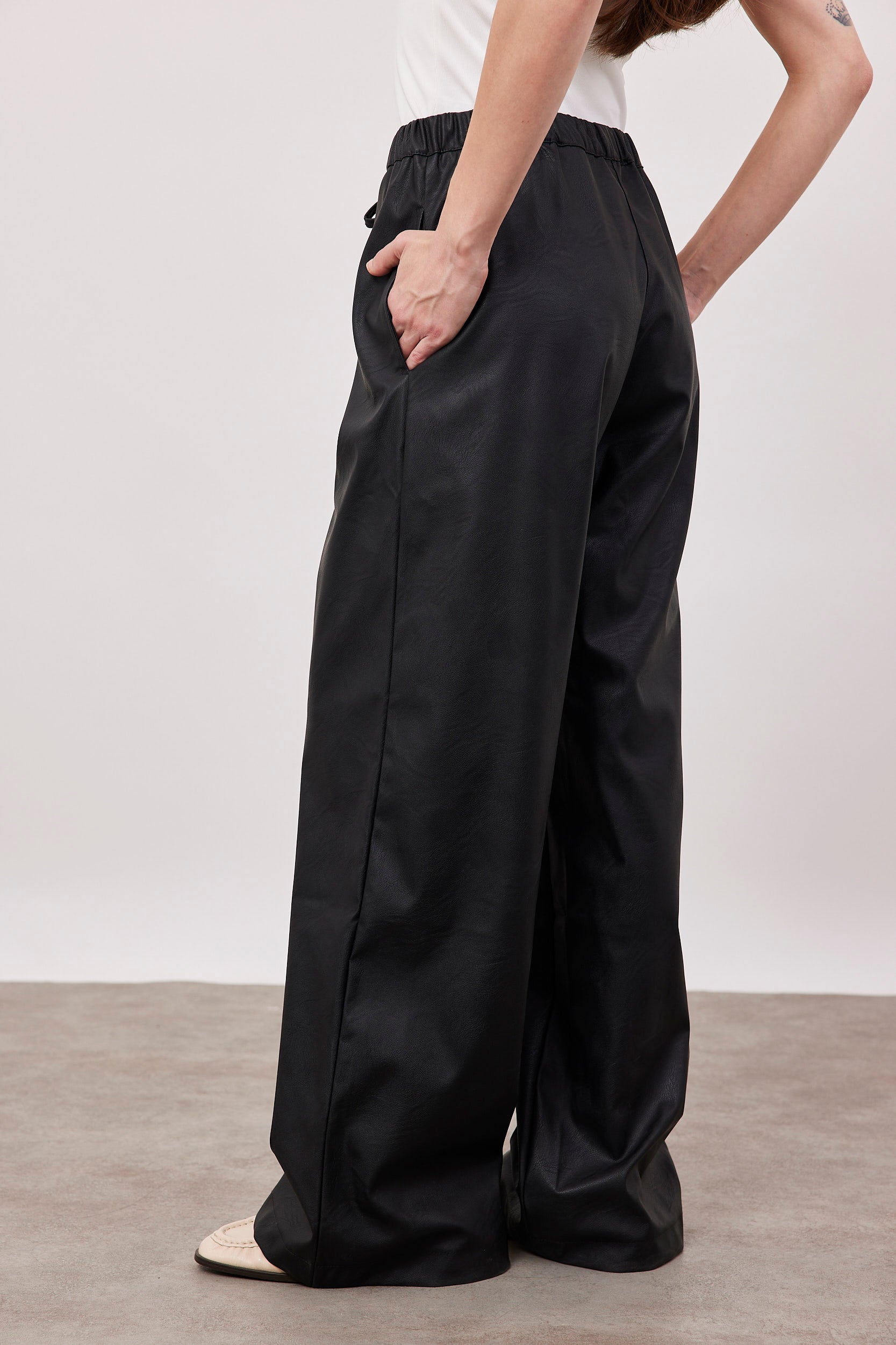 מכנסיים ארוכים דמוי עור