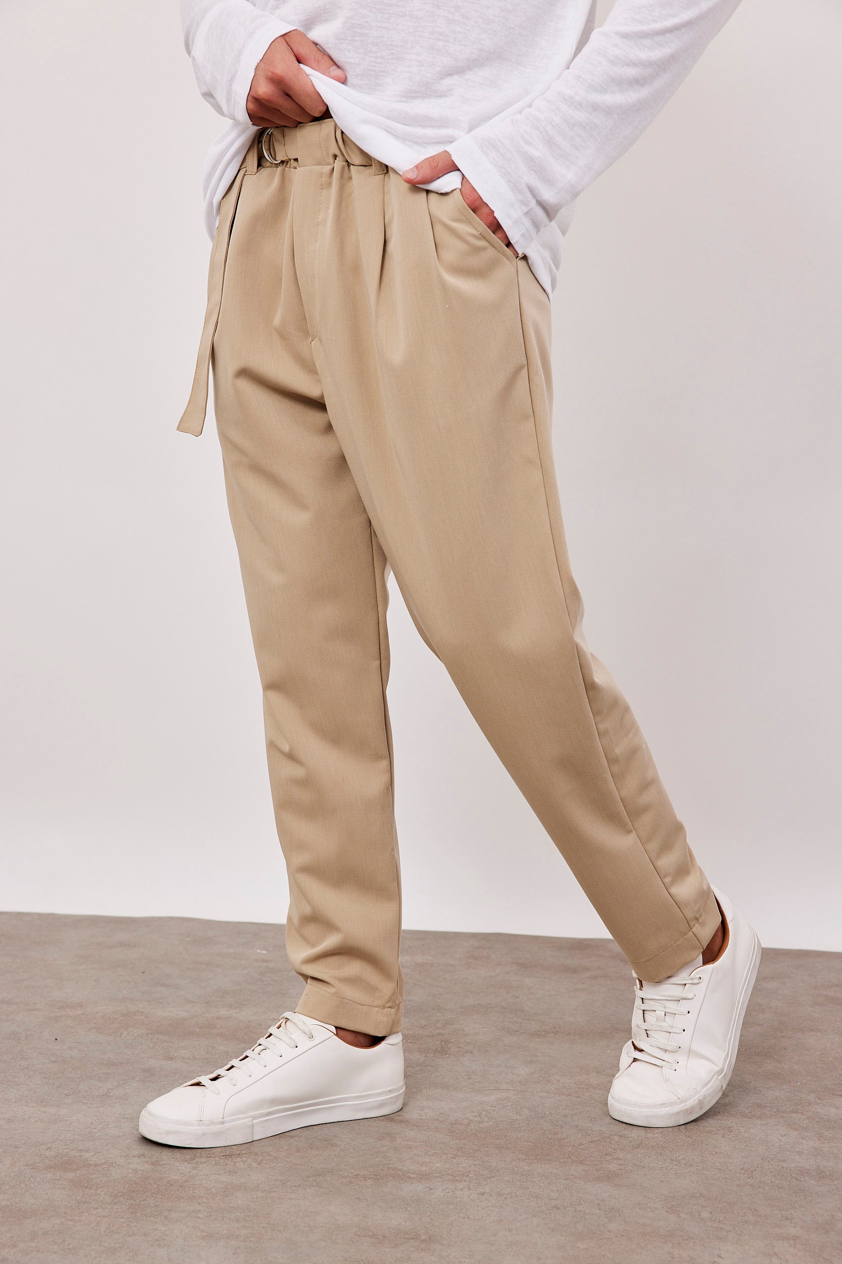 מכנסיים מחוייטים עם קפלים