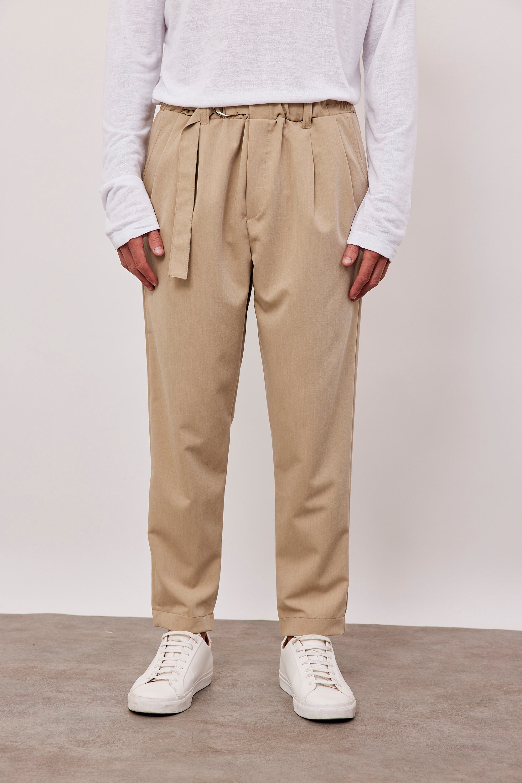 מכנסיים מחוייטים עם קפלים