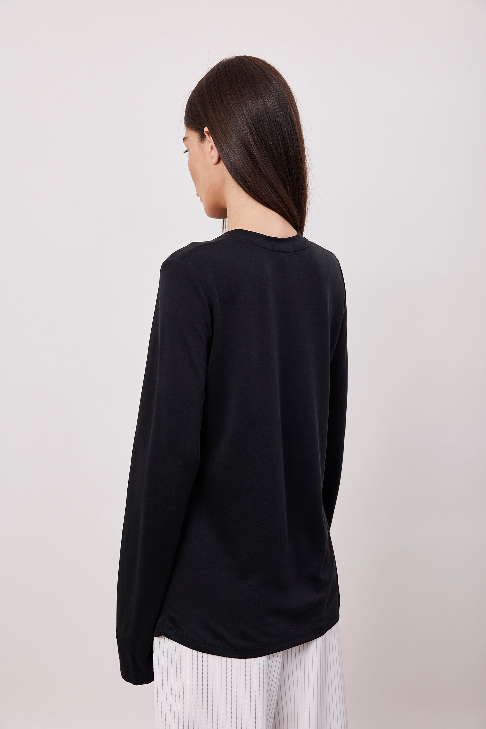 חולצת ניקי ארוכה מבד מודל