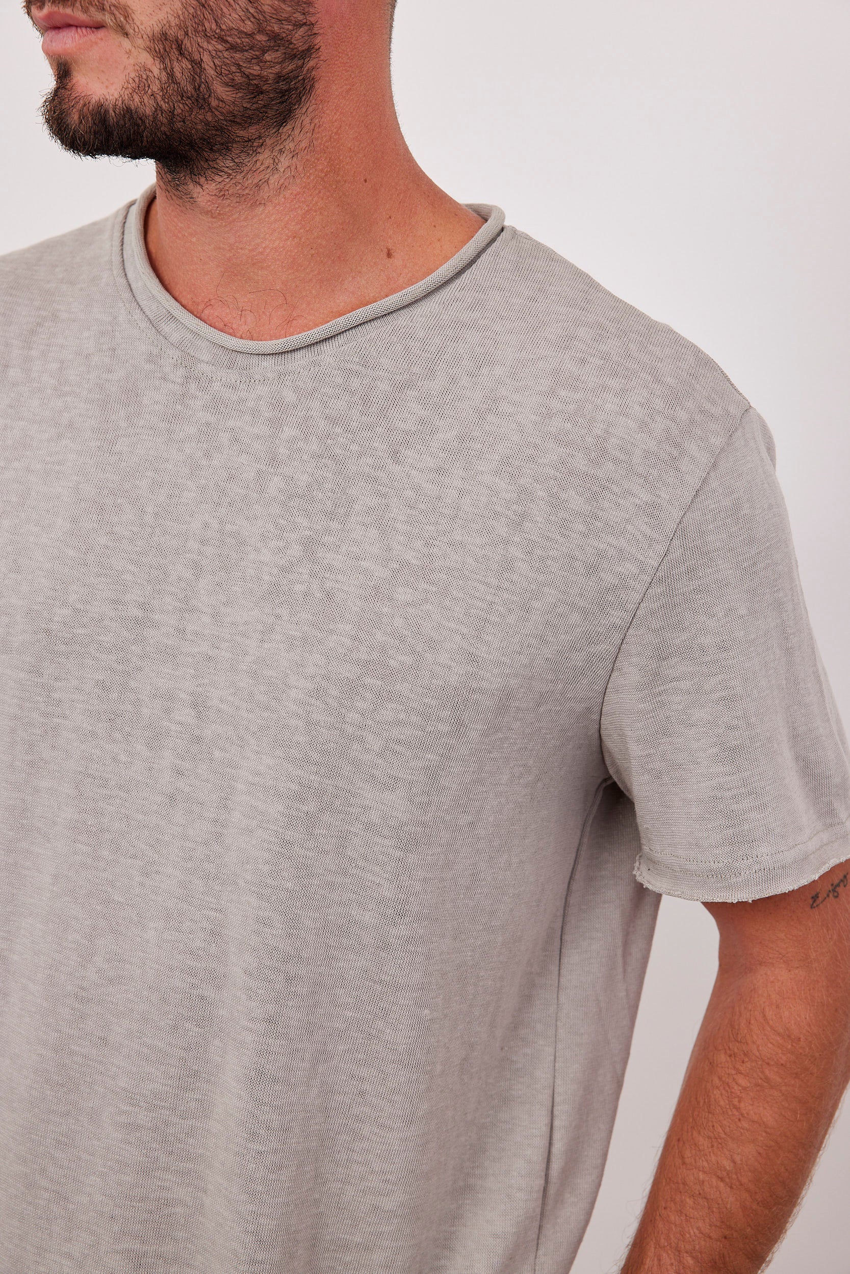 טישרט במראה פשתן בסיומת גזורה