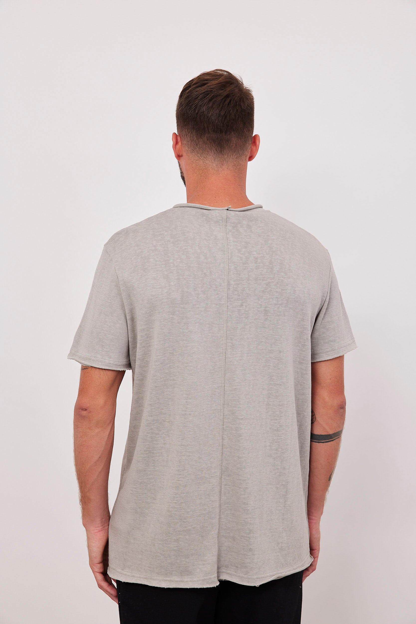 טישרט במראה פשתן בסיומת גזורה