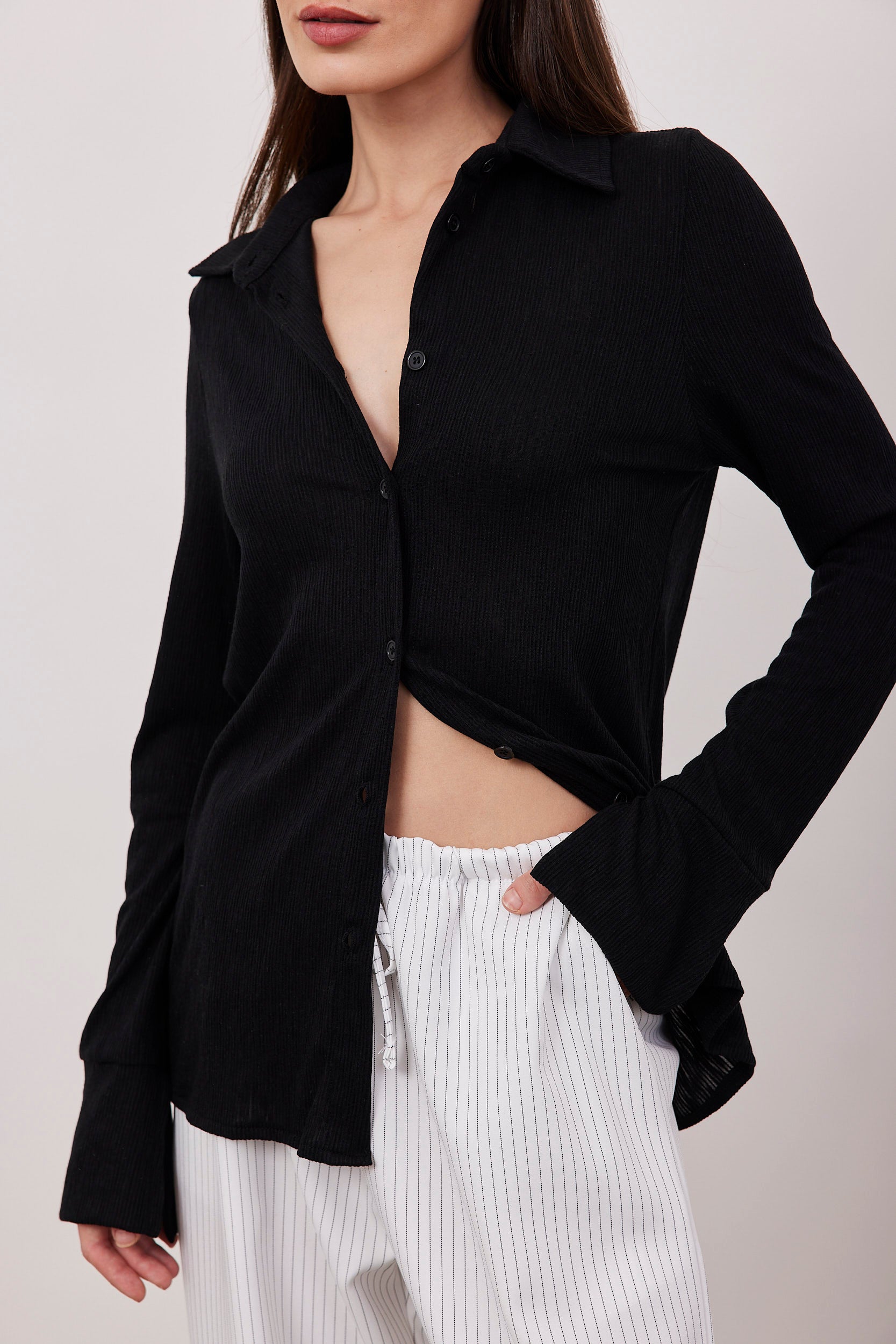 חולצה שקפקפה מכופתרת בטקסטורה