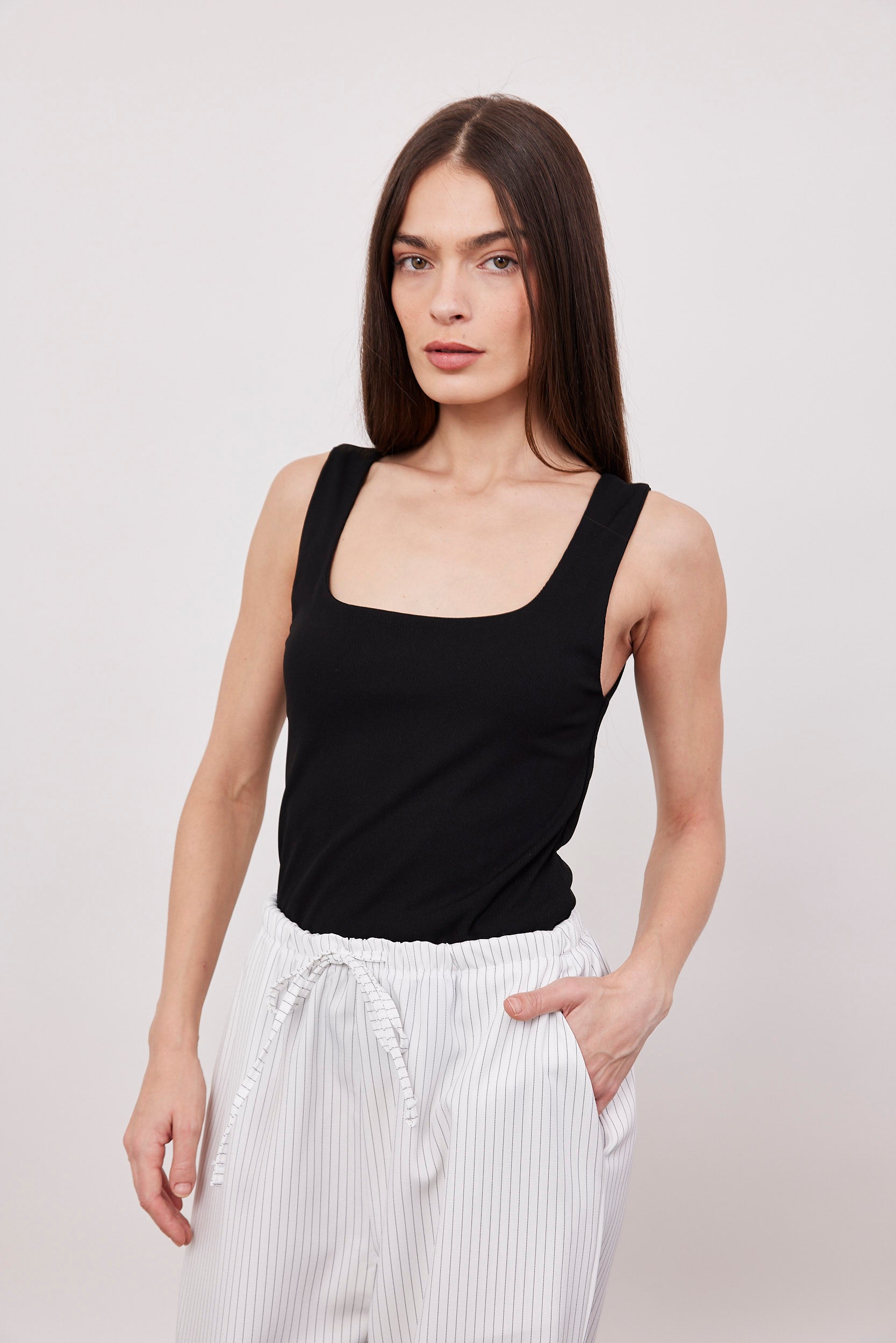 גופיה מחשוף מרובע מבד מחטב