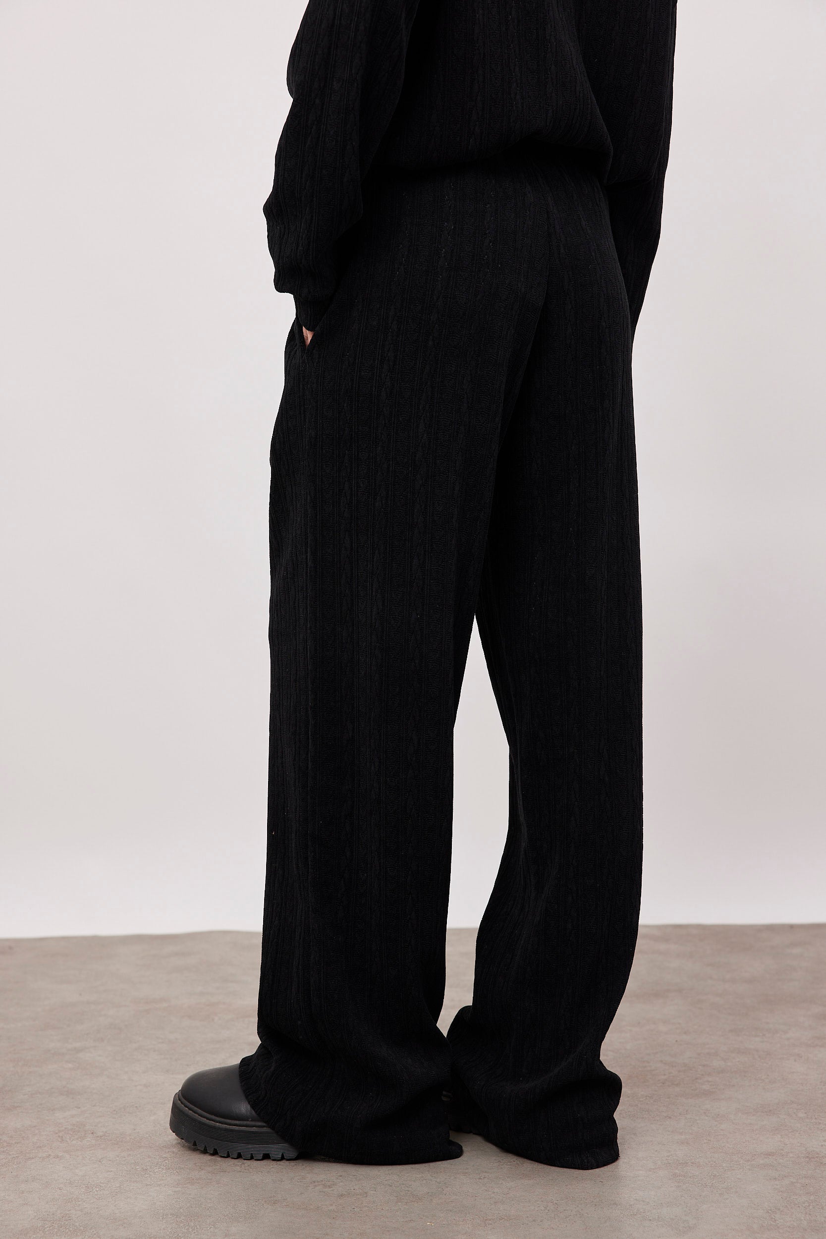 מכנסי סריג אוברסייז בטקסטורה