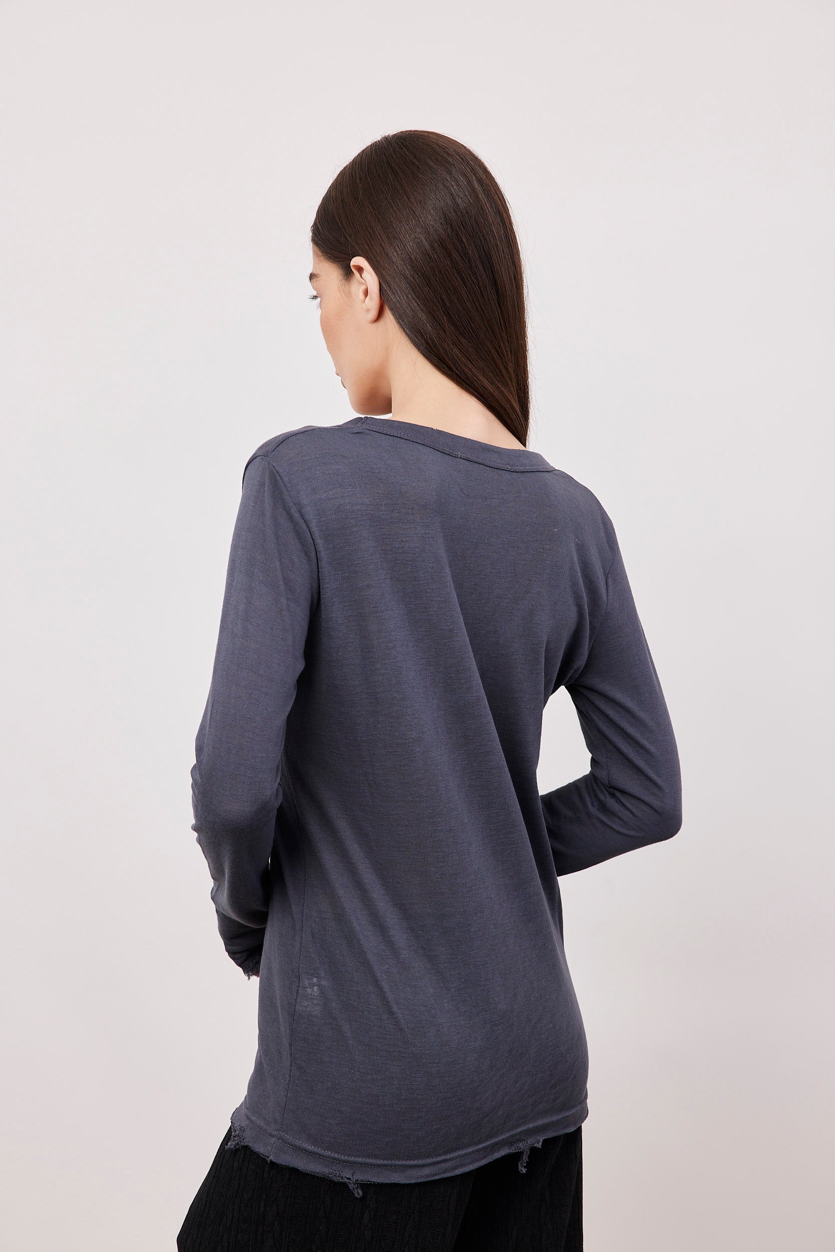 חולצת וי ארוכה בסיומת פרומה עם שרוול כפפה